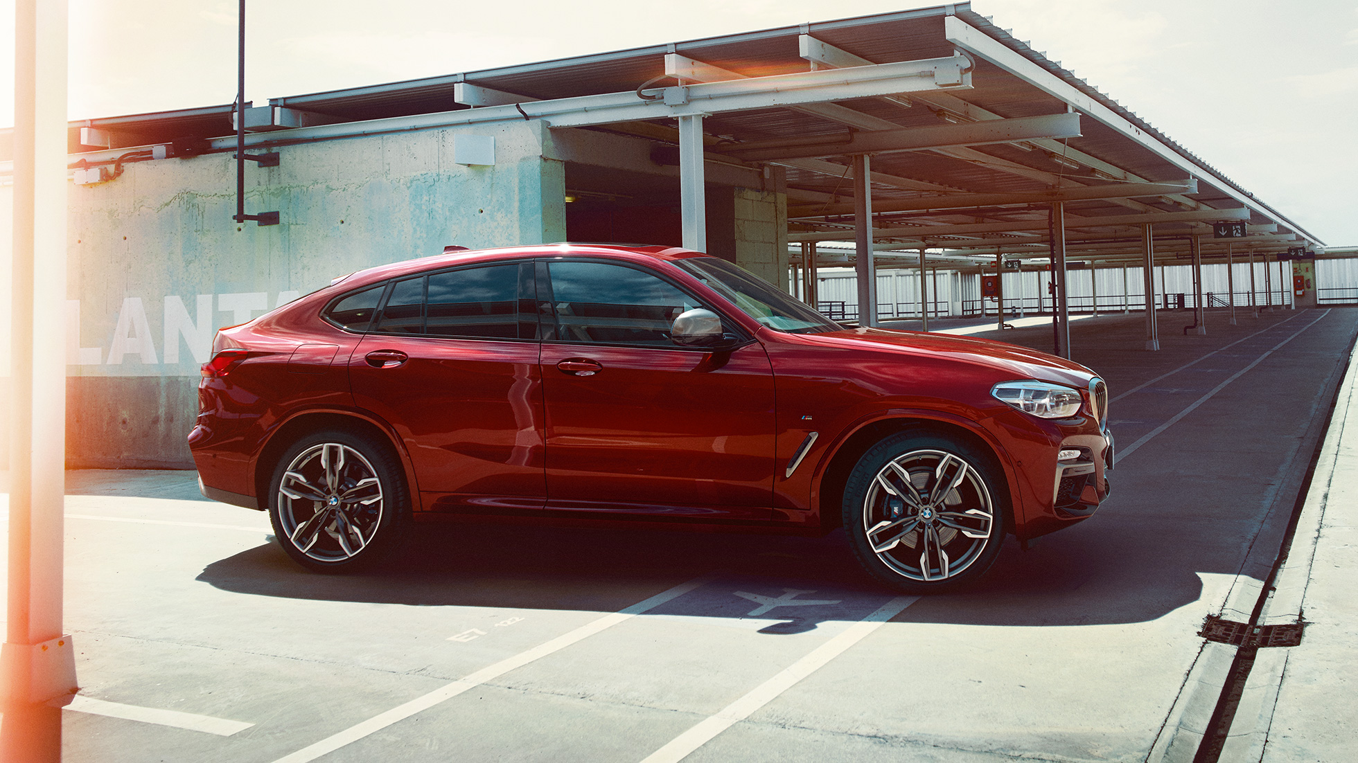 Silhouette sportive de la BMW X4 G02 Silhouette sportive, BMW X4 M40i G02 2018 en Flamencorot Brillanteffekt Rot vue de profil