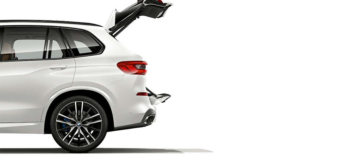 BMW X5 met geopende achterklep Zijdelingse opname van de BMW X5, de beide achterkleppen zijn geopend.