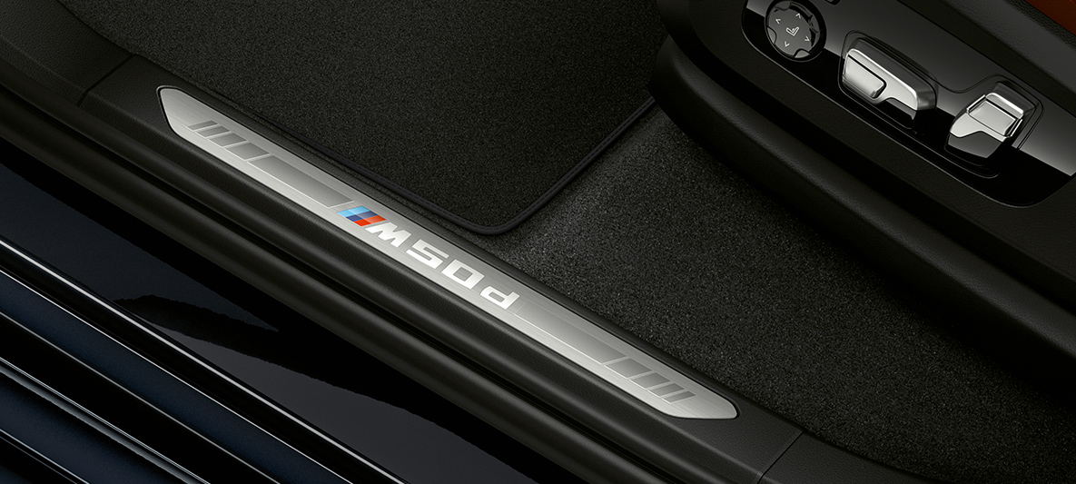 BMW X5 M50d deurdrempels Deurdrempels met BMW Individual opschrift van de BMW X5 M50d