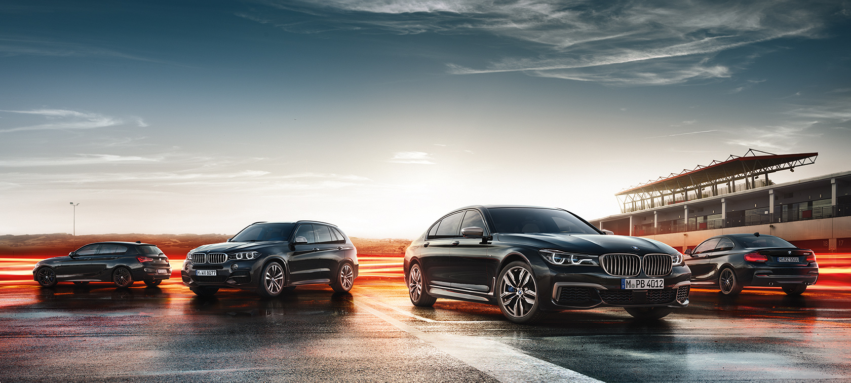 Drie M Performance modellen Drie BMW M Performance wagens staan op nat asfalt