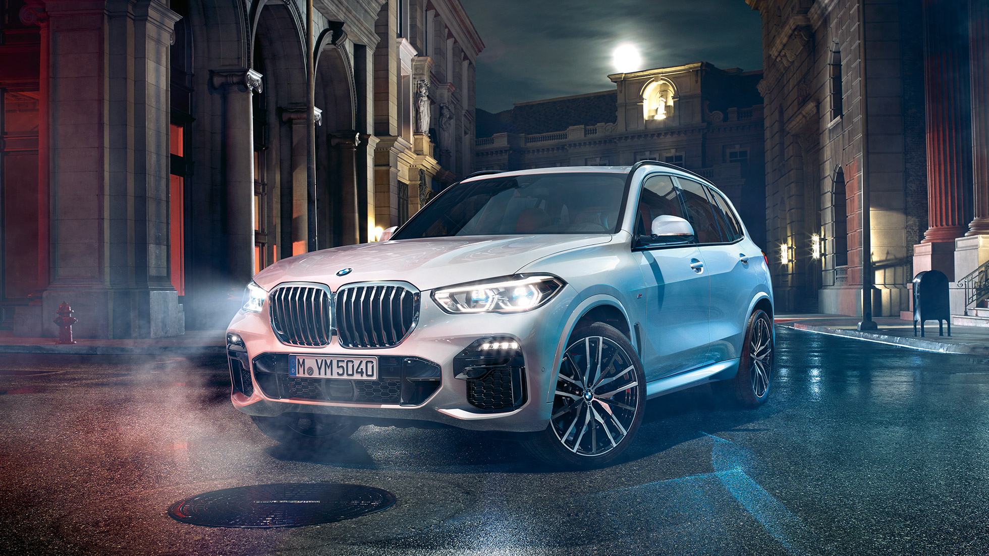 BMW X5 SUV driekwart vooraanzicht BMW X5 SUV G05 2018 Mineralweiß metallic driekwart vooraanzicht stilstaand ’s nachts