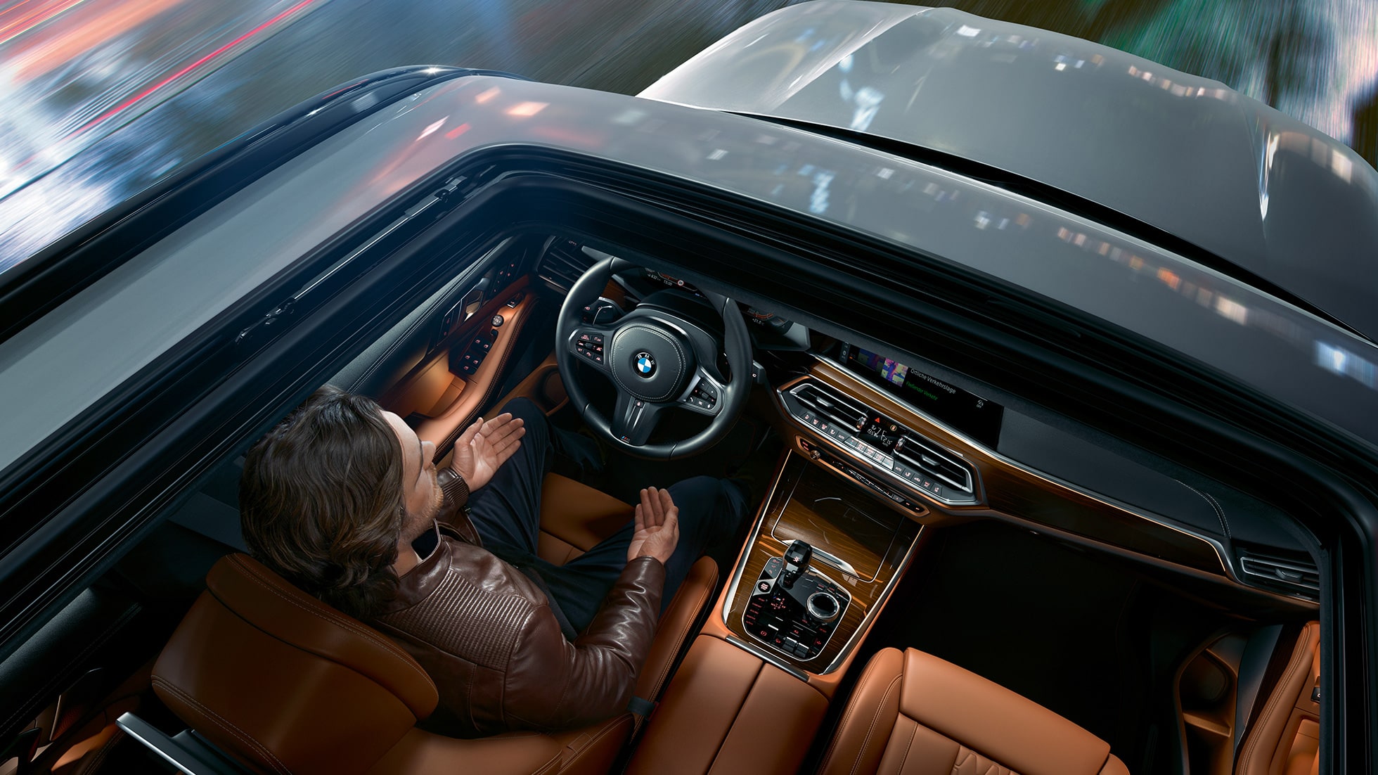 Zicht door het panoramisch doorschijnend schuifdak BMW X5 SUV BMW X5 SUV G05 2018 Mineralweiß metallic vogelperspectief zicht door het panoramisch doorschijnend schuifdak