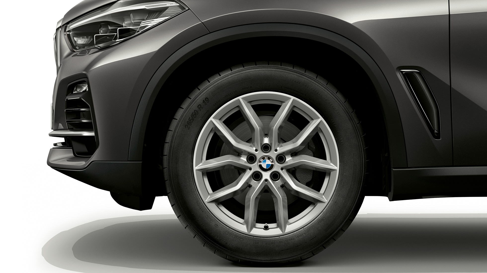Basismodel BMW X5 xDrive30d SUV zijdelingse voorkant met velg Basismodel BMW X5 xDrive30d SUV G05 2018 Sophistograu Brillanteffekt metallic zijdelingse voorkant met velg