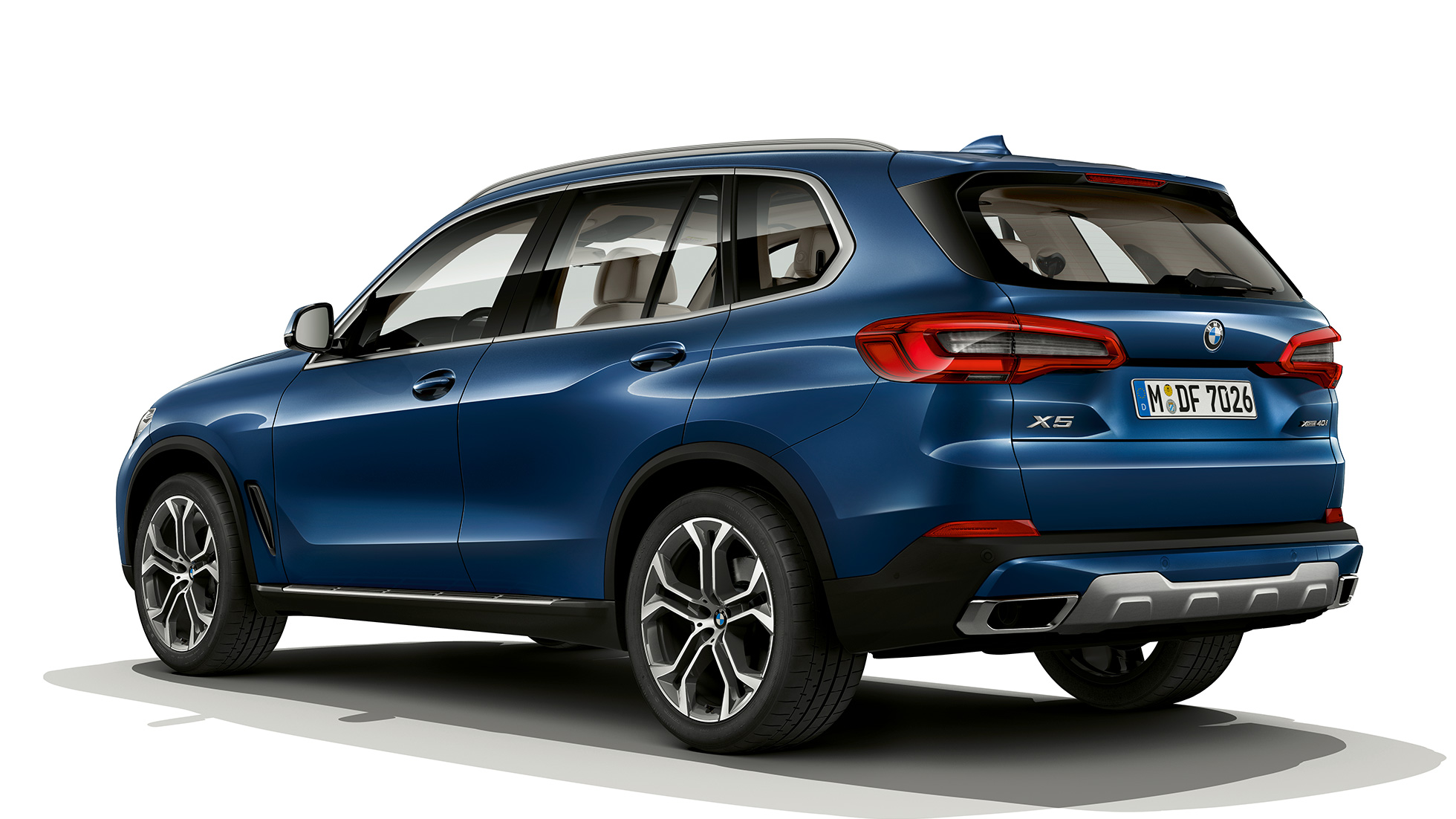 Model xLine BMW X5 xDrive40i SUV driekwart achteraanzicht Model xLine BMW X5 xDrive40i SUV G05 2018 Phytonicblau metallic driekwart achteraanzicht