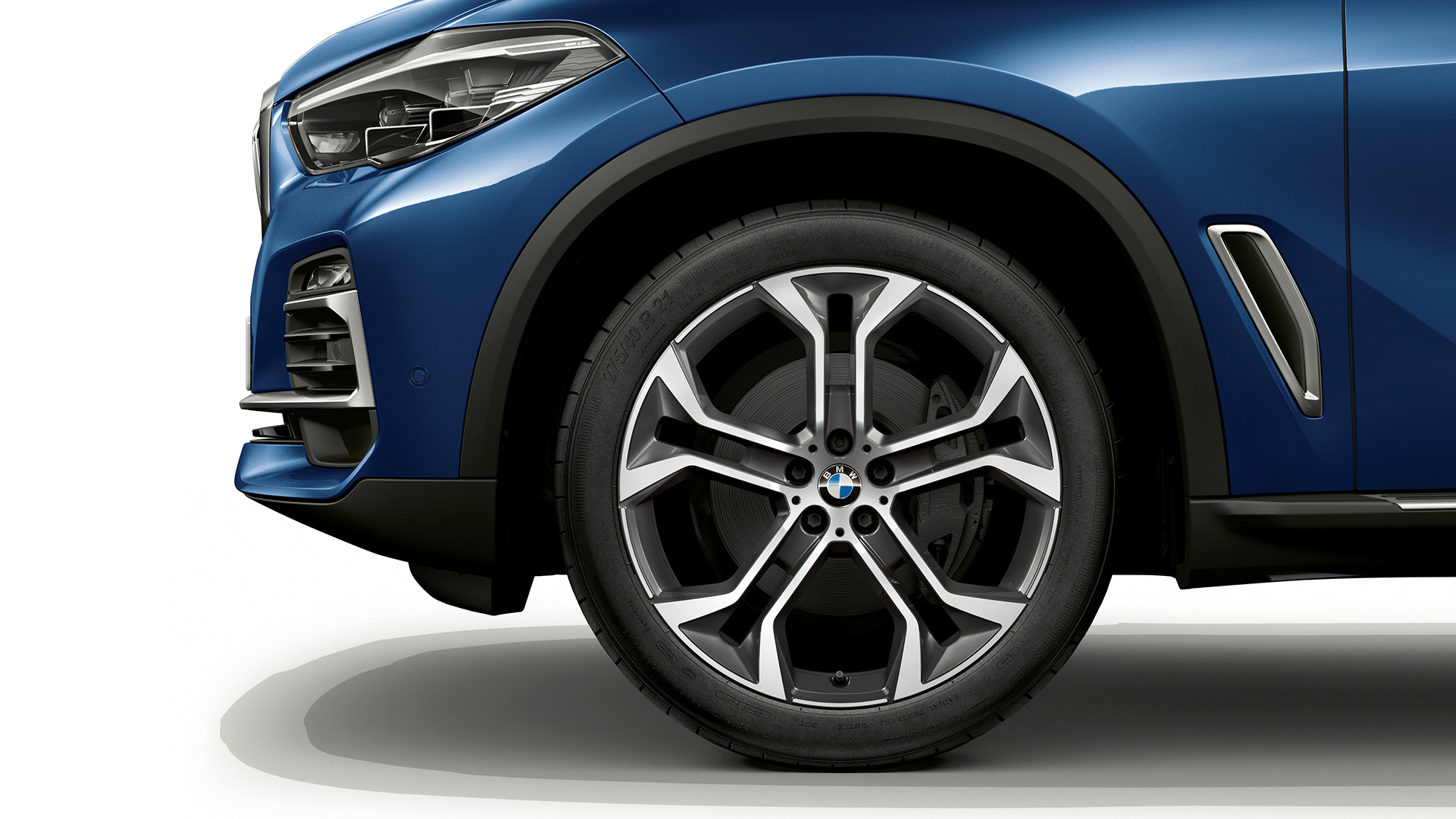 Model xLine BMW X5 xDrive40i SUV zijdelingse voorkant met velg Model xLine BMW X5 xDrive40i SUV G05 2018 Phytonicblau metallic zijdelingse voorkant met velg