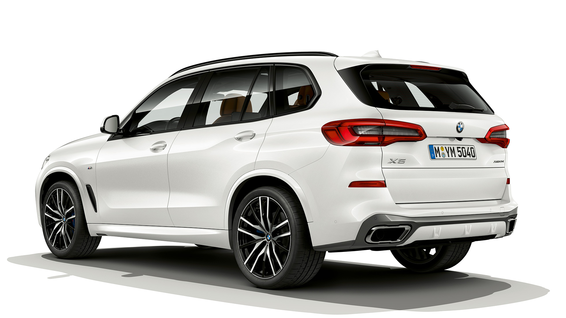 Model M Sport BMW X5 xDrive40i SUV driekwart achteraanzicht Model M Sport BMW X5 xDrive40i SUV G05 2018 Mineralweiß metallic driekwart achteraanzicht