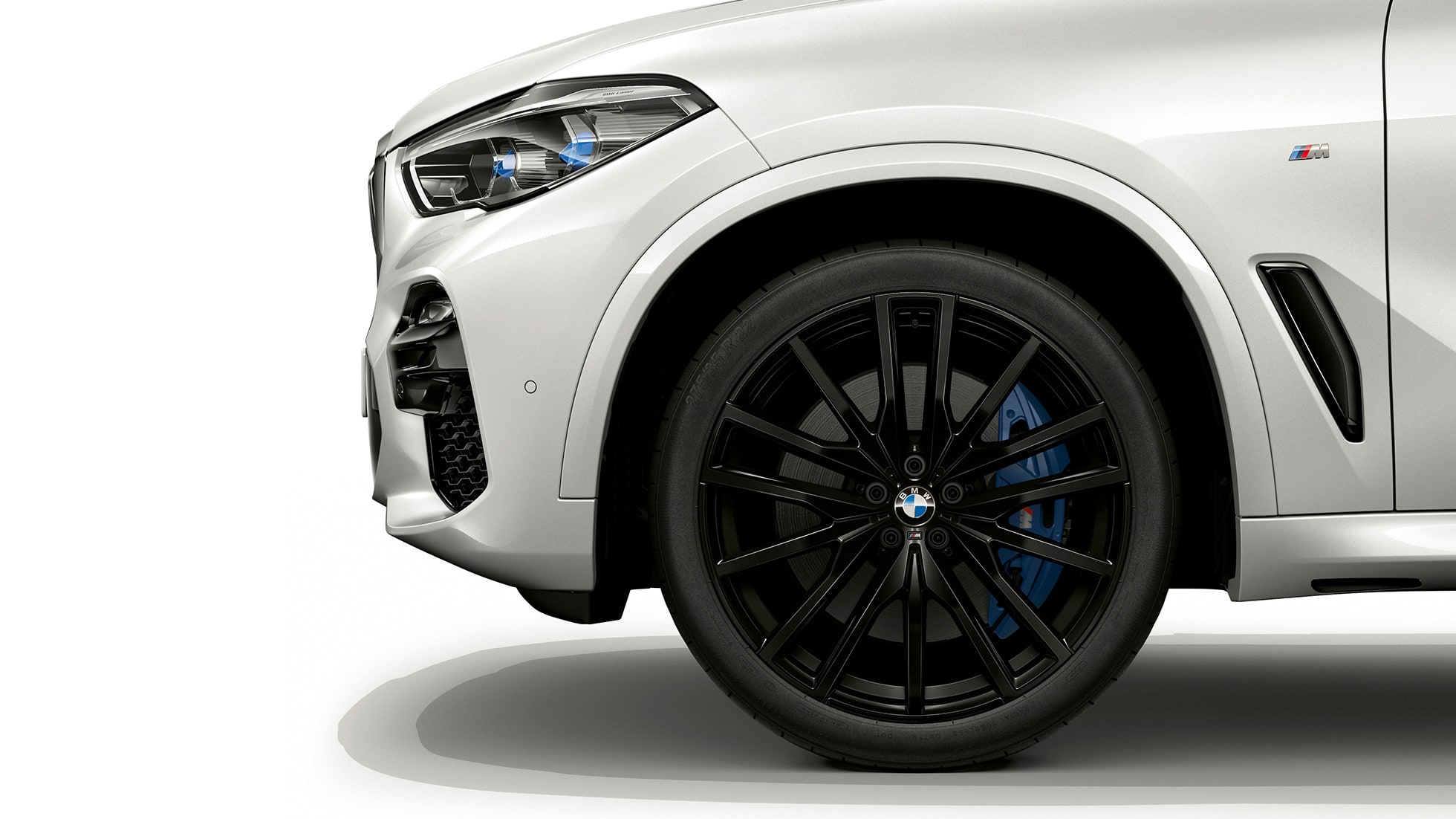 Model M Sport BMW X5 xDrive40i SUV zijdelingse voorkant met velg Model M Sport BMW X5 xDrive40i SUV G05 2018 Mineralweiß metallic zijdelingse voorkant met velg