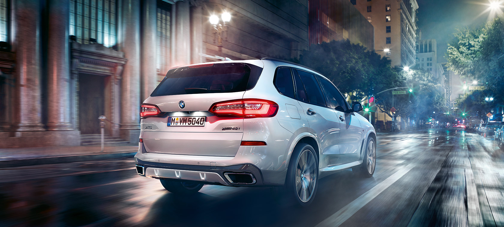 BMW X5 SUV driekwart achteraanzicht in beweging BMW X5 SUV G05 2018 Mineralweiß metallic driekwart achteraanzicht in beweging