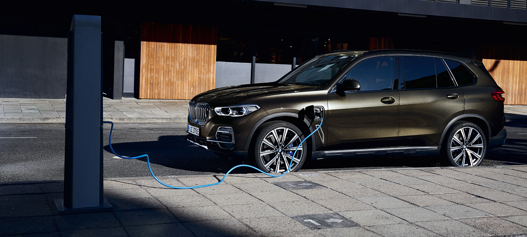 Plug-in-hybride BMW X5 xDrive45e G05 driekwart zijaanzicht Plug-in-hybride BMW X5 xDrive45e G05 driekwart zijaanzicht ladend