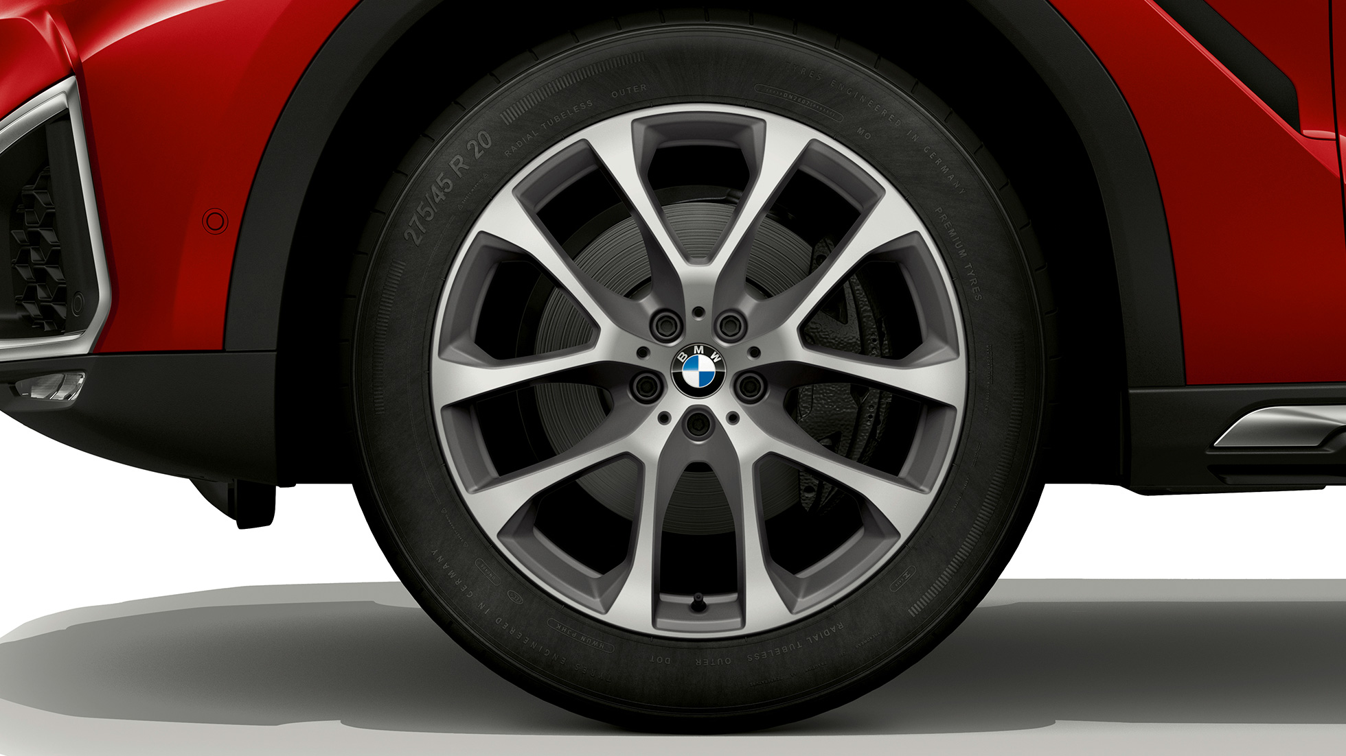 BMW X6 SUV met BMW xLine, lichtmetalen velg G06. BMW X6 SUV met BMW xLine met focus op lichtmetalen velg G06.