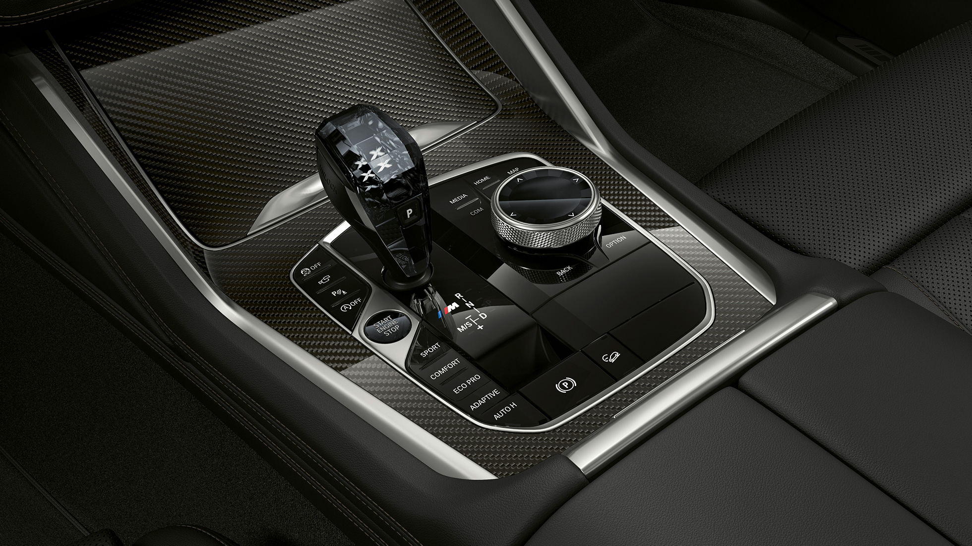 BMW X6 SUV met BMW xLine, middenconsole G06. BMW X6 SUV interieur met BMW xLine met focus op de middenconsole G06.