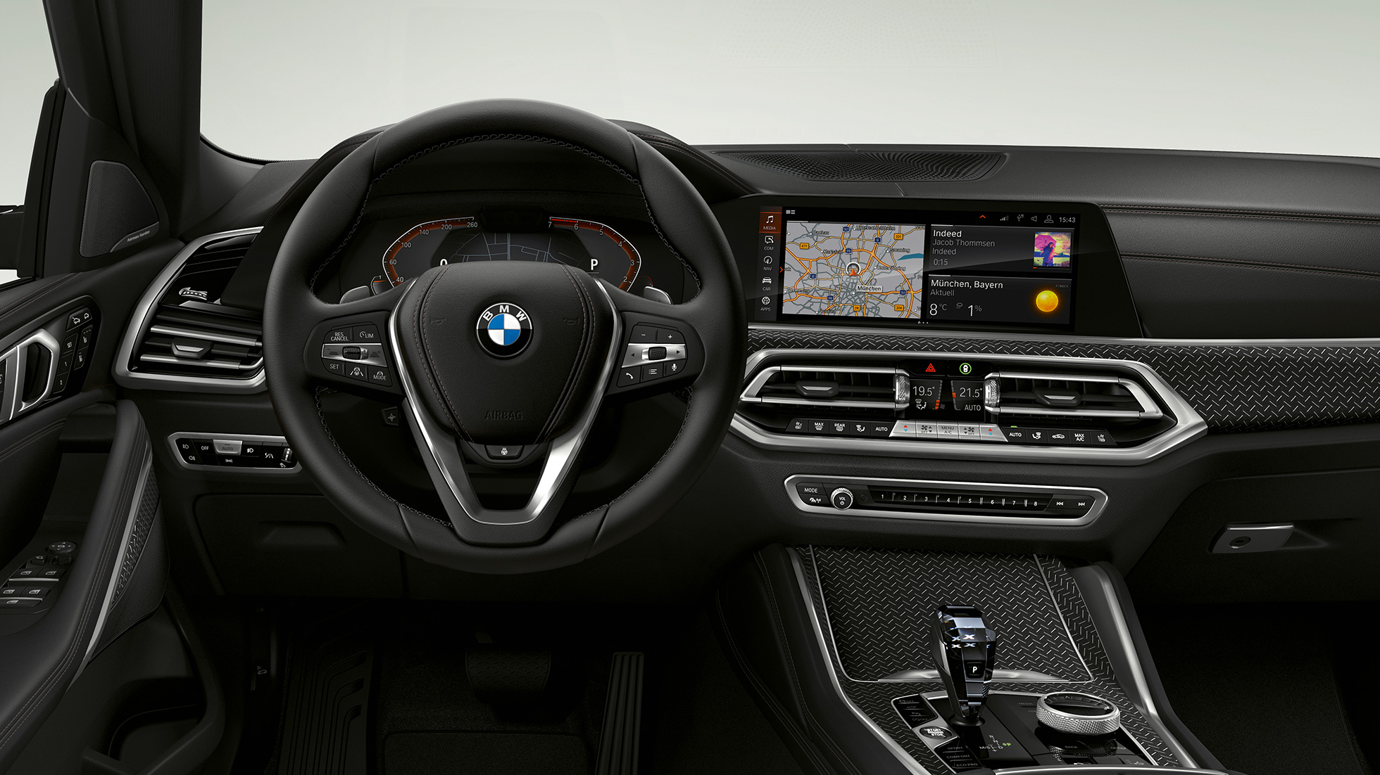 BMW X6 SUV met BMW xLine, cockpit G06. BMW X6 SUV interieur met BMW xLine met focus op de cockpit G06.