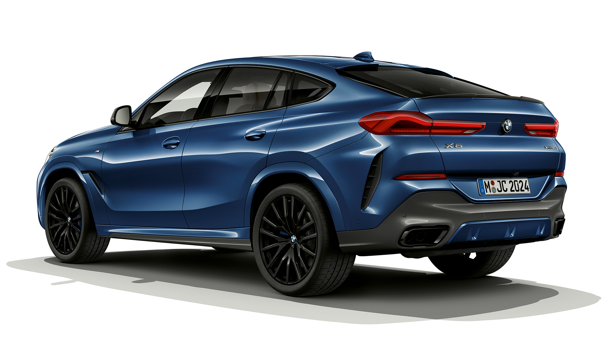 BMW X6 SUV met M Sportpakket, achterkant G06. BMW X6 SUV met M Sportpakket in driekwart achteraanzicht G06.