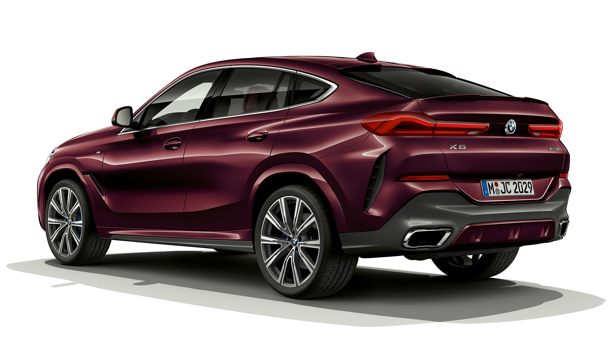 BMW X6 SUV met BMW Individual, achterkant G06. BMW X6 SUV met BMW Individual in driekwart achteraanzicht G06.