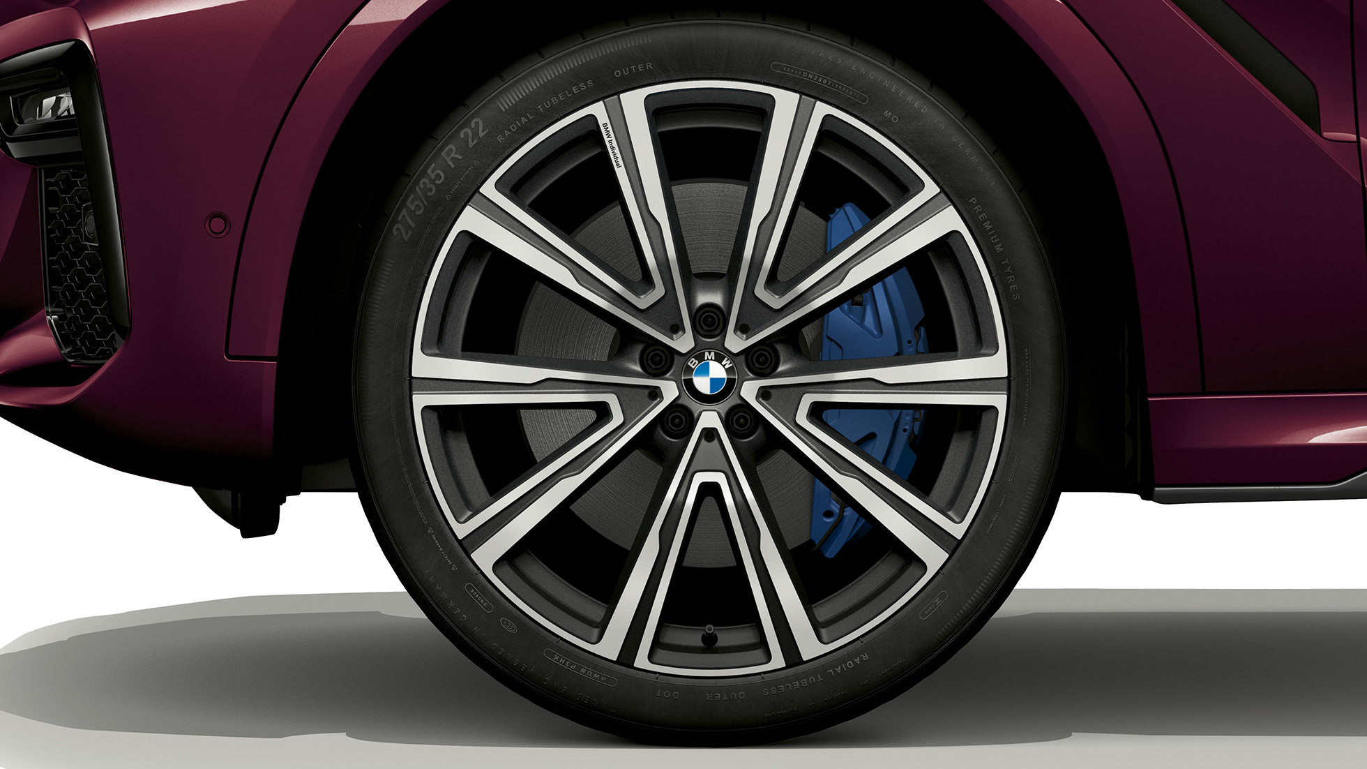 BMW X6 SUV met BMW Individual, lichtmetalen velg G06. BMW X6 SUV met BMW Individual met focus op lichtmetalen velg G06.