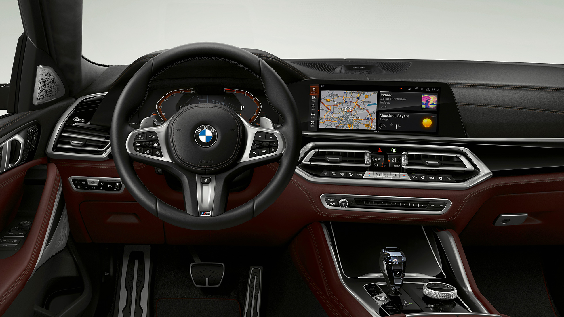 BMW X6 SUV met BMW Individual, cockpit G06. BMW X6 SUV interieur met BMW Individual met focus op de cockpit G06.