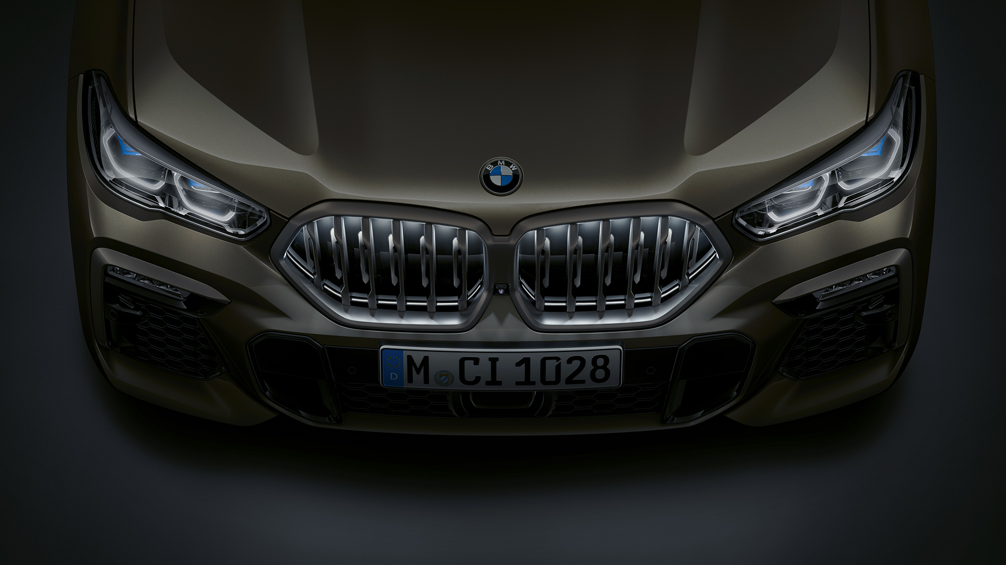 BMW X6 voorkant G06. Close-up van de BMW X6 voorkant met BMW nieren Iconic Glow vanuit vogelperspectief G06.