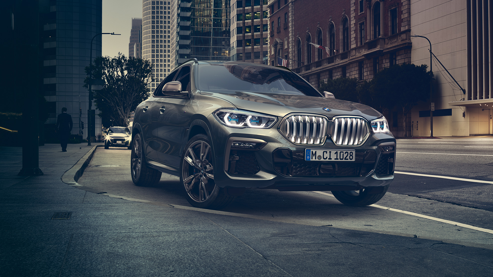 BMW X6 adaptieve M ophanging Professional G06. BMW X6 in driekwart vooraanzicht in een stedelijke omgeving G06.