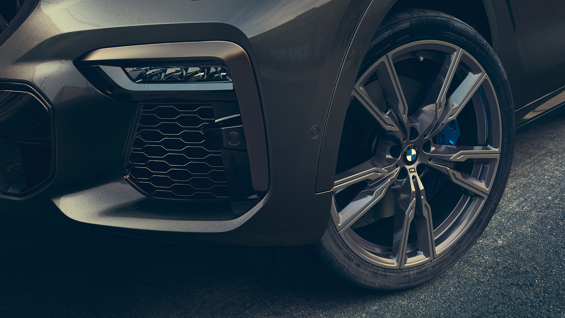 BMW M 22" lichtmetalen velgen G06. Close-up van de BMW M 22" lichtmetalen velgen G06.