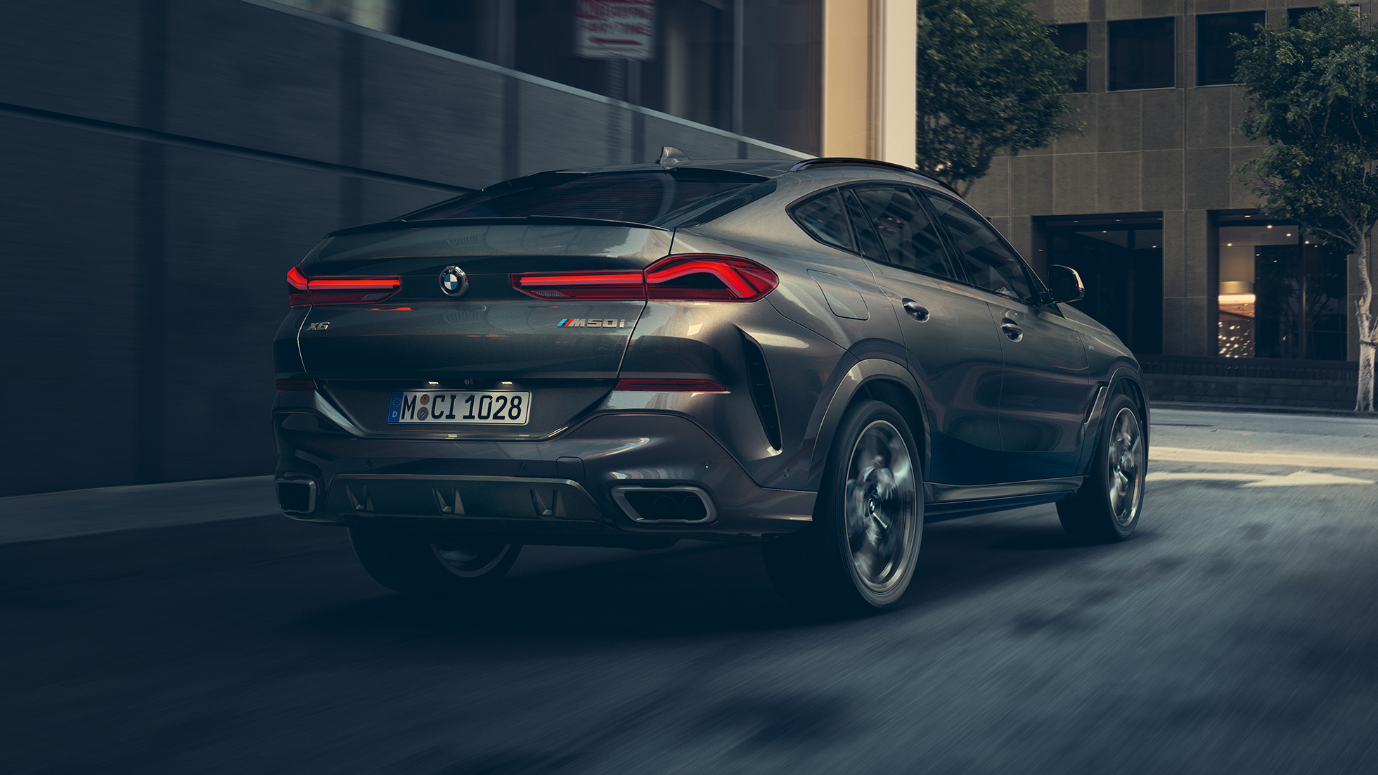 Adaptieve M ophanging Professional G06. Driekwart achteraanzicht van de BMW X6 G06.