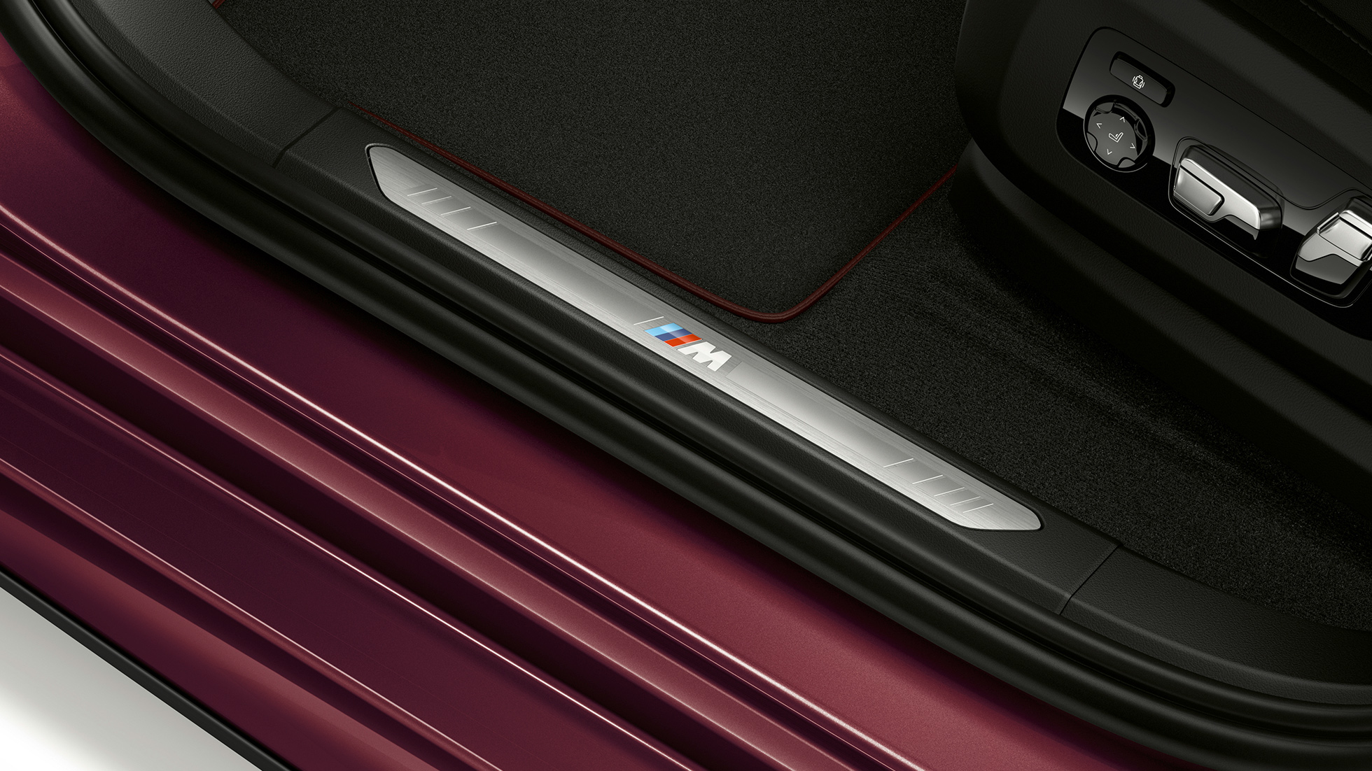 BMW X6 Individual deurdrempel G06. BMW X6 Individual interieur met close-up op de deurdrempel G06.