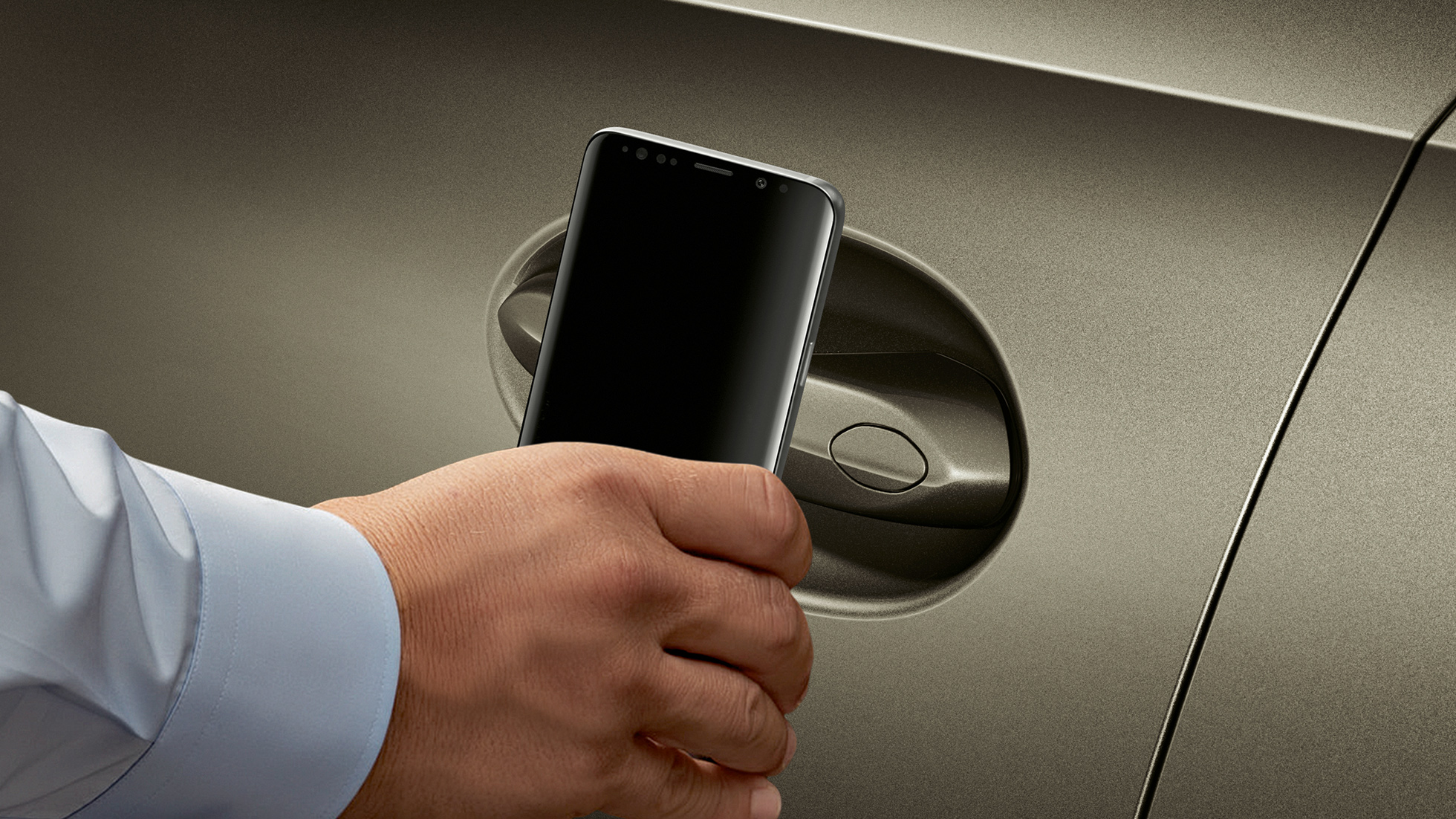 Smart Access met smartphone. BMW X6 wordt door Smart Access met smartphone geopend.