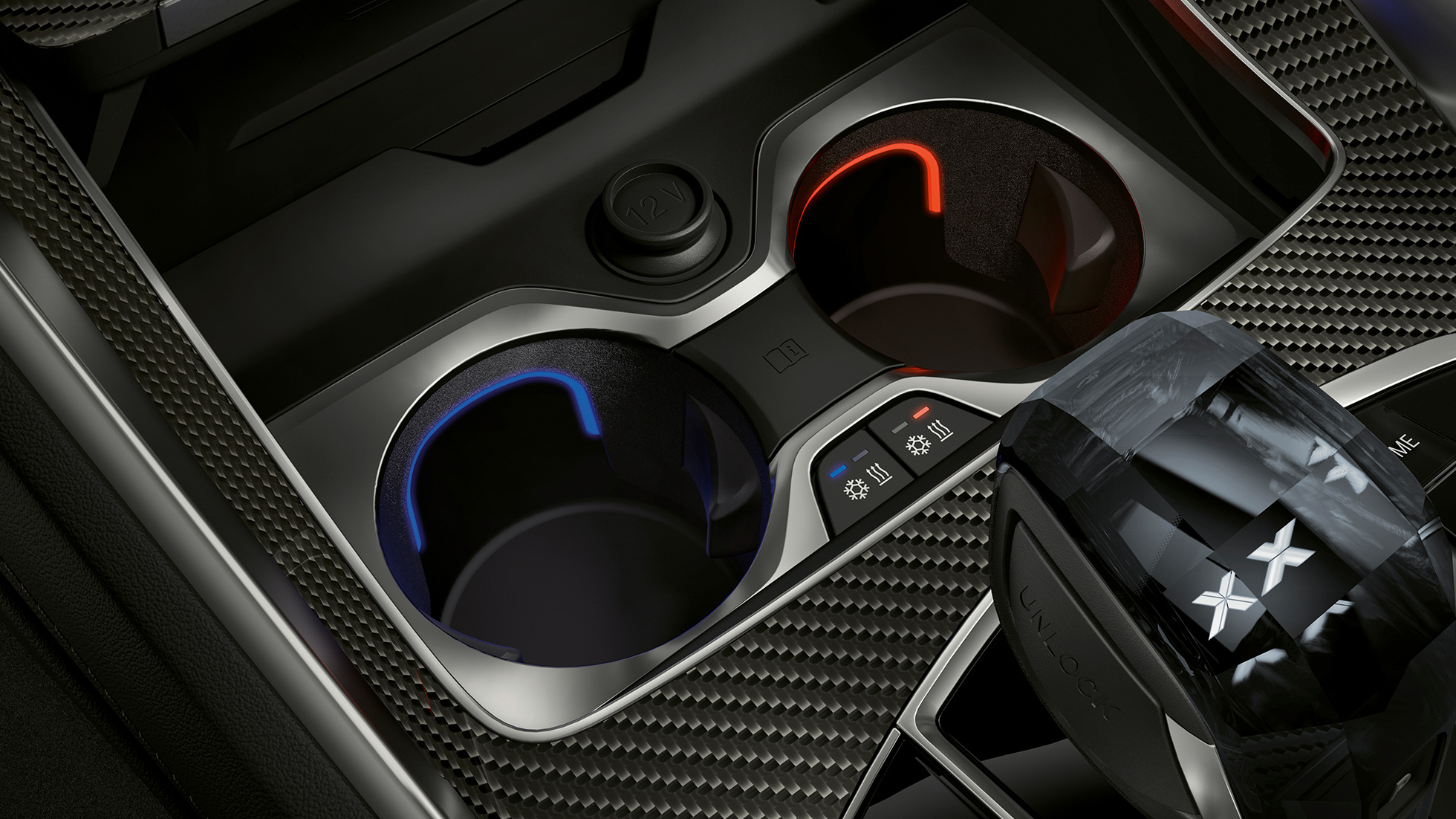 Bekerhouders met temperatuurregeling G06. Close-up van het BMW interieur met focus op de bekerhouders met temperatuurregeling G06.