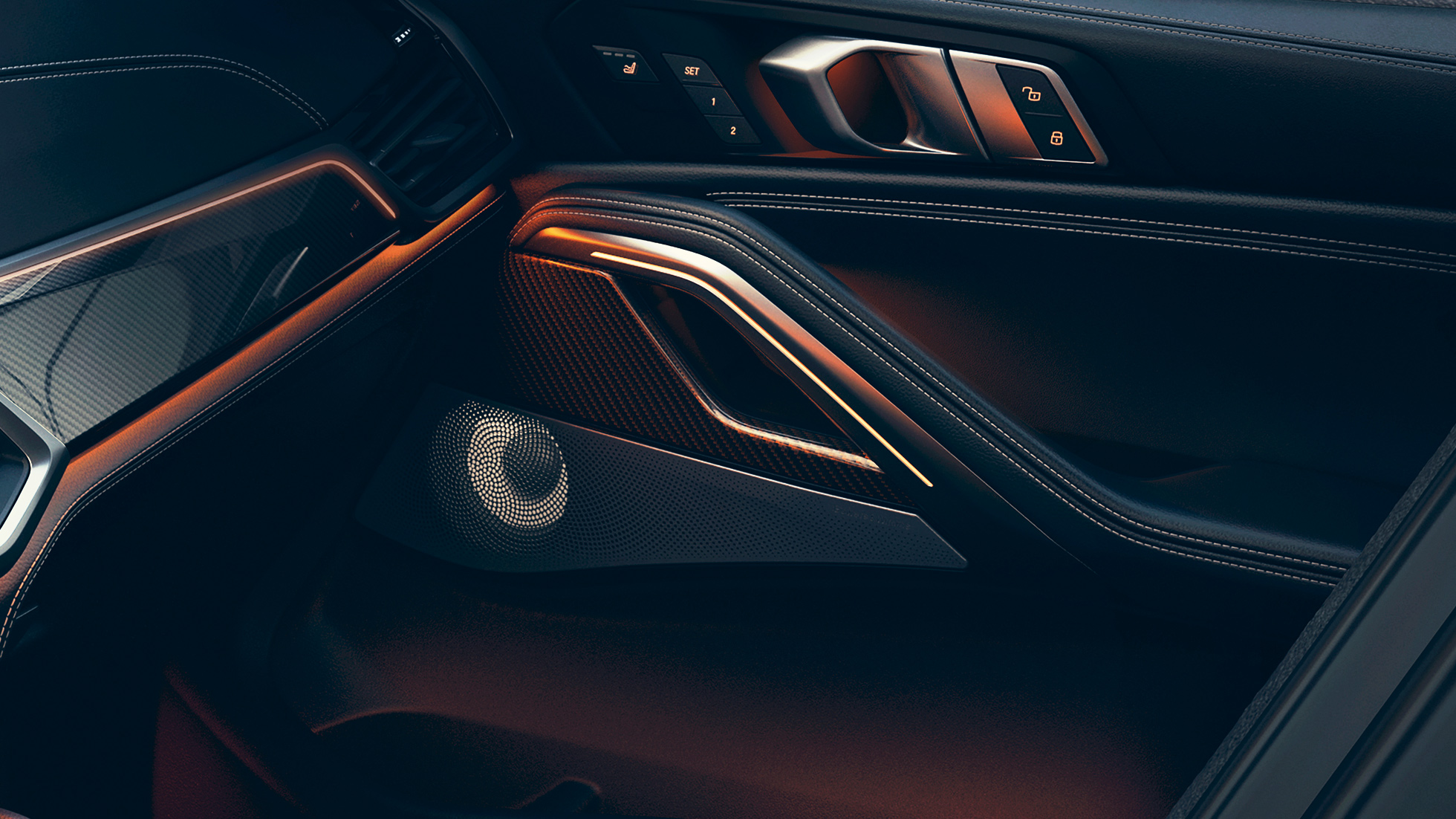 BMW X6 luidspreker G06. Close-up van het BMW interieur met focus op de luidspreker G06.