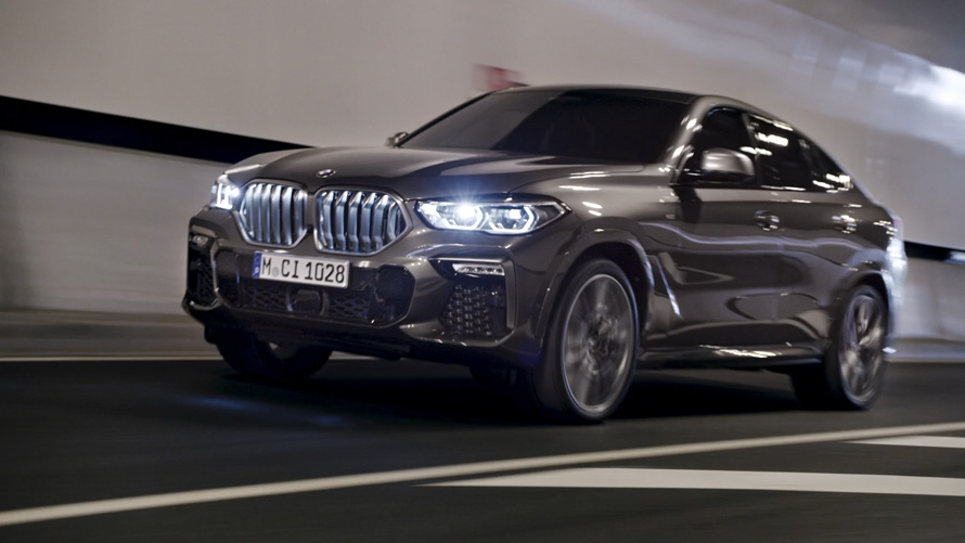 Driekwart vooraanzicht BMW X6 G06 2019 BMW X6 G06 2019 driekwart vooraanzicht bij het rijden met een stedelijke achtergrond
