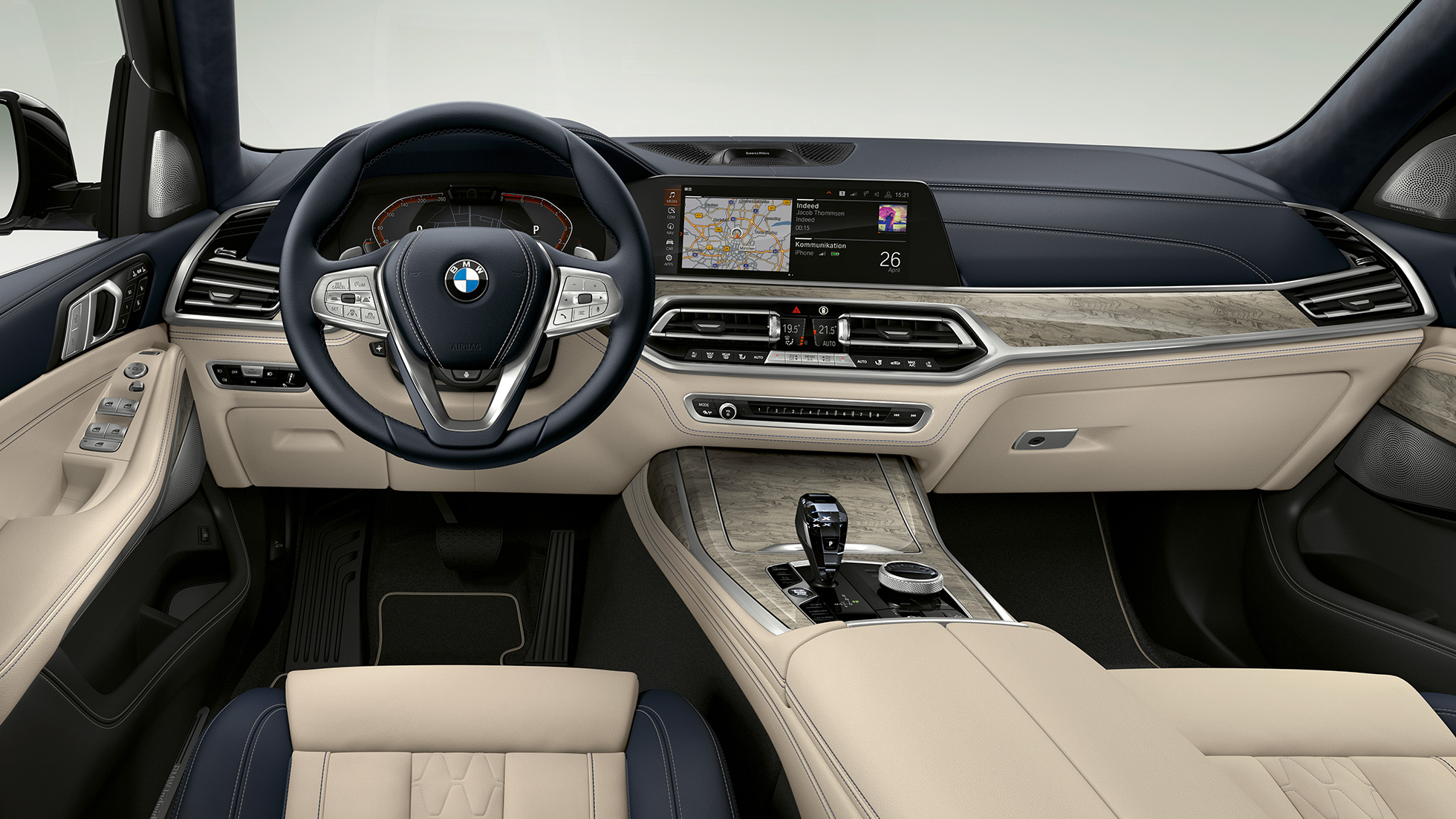 BMW X7 design Pure Excellence G07 Vue de trois-quarts avant en studio de la BMW X7 en design Pure Excellence G07