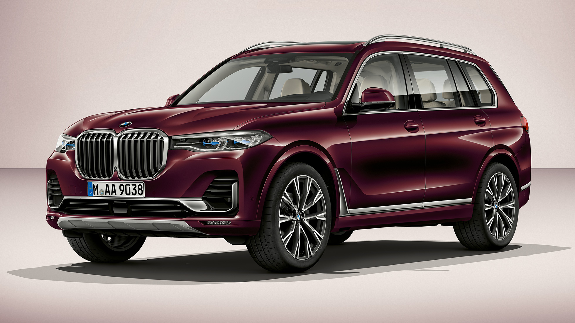 BMW X7 BMW Individual X7 xDrive40i G07 Vue en studio de trois quarts avant de la BMW Individual X7 xDrive40i G07