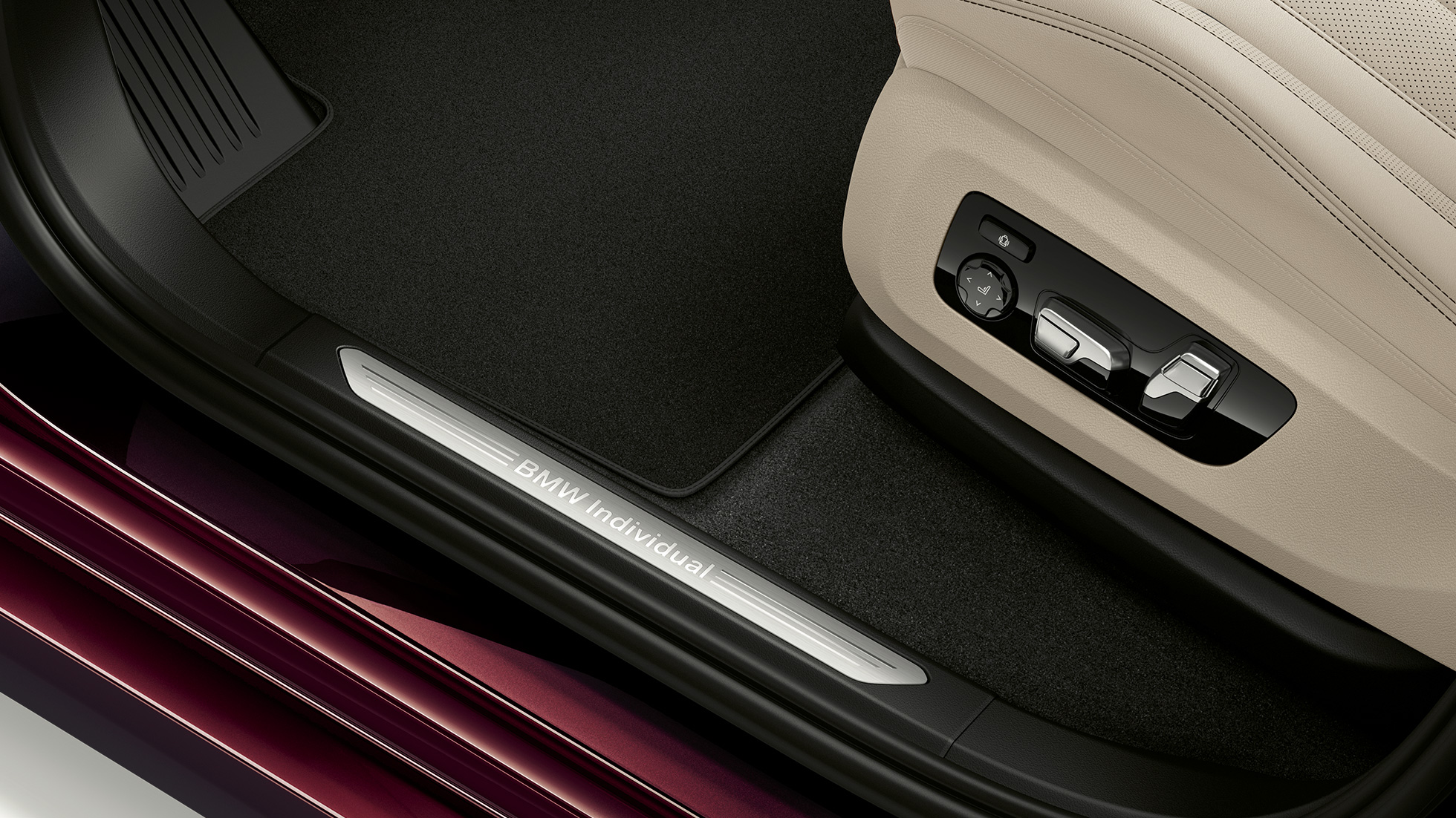 BMW X7, BMW Individual xDrive40i seuil de porte G07 Vue en gros plan d’un seuil de porte de la BMW X7 dotée de l’équipement BMW Individual X7 xDrive40i G07