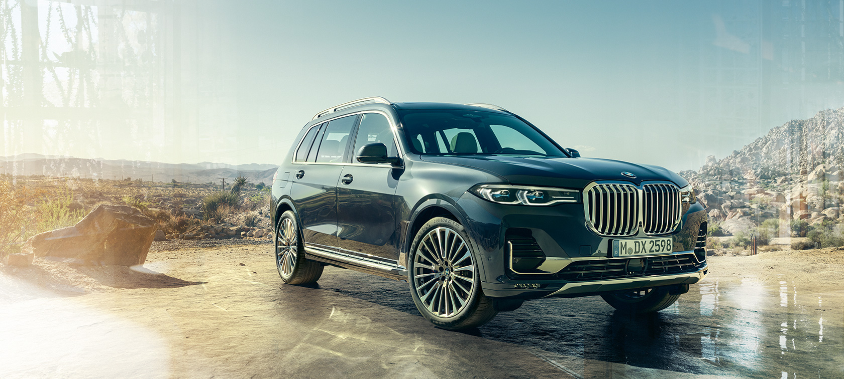 BMW X7, vue de trois quarts avant côté gauche G07 BMW X7 en Arktikgrau à l’arrêt, devant un paysage de désert, vue de trois-quarts avant, côté gauche G07 2019