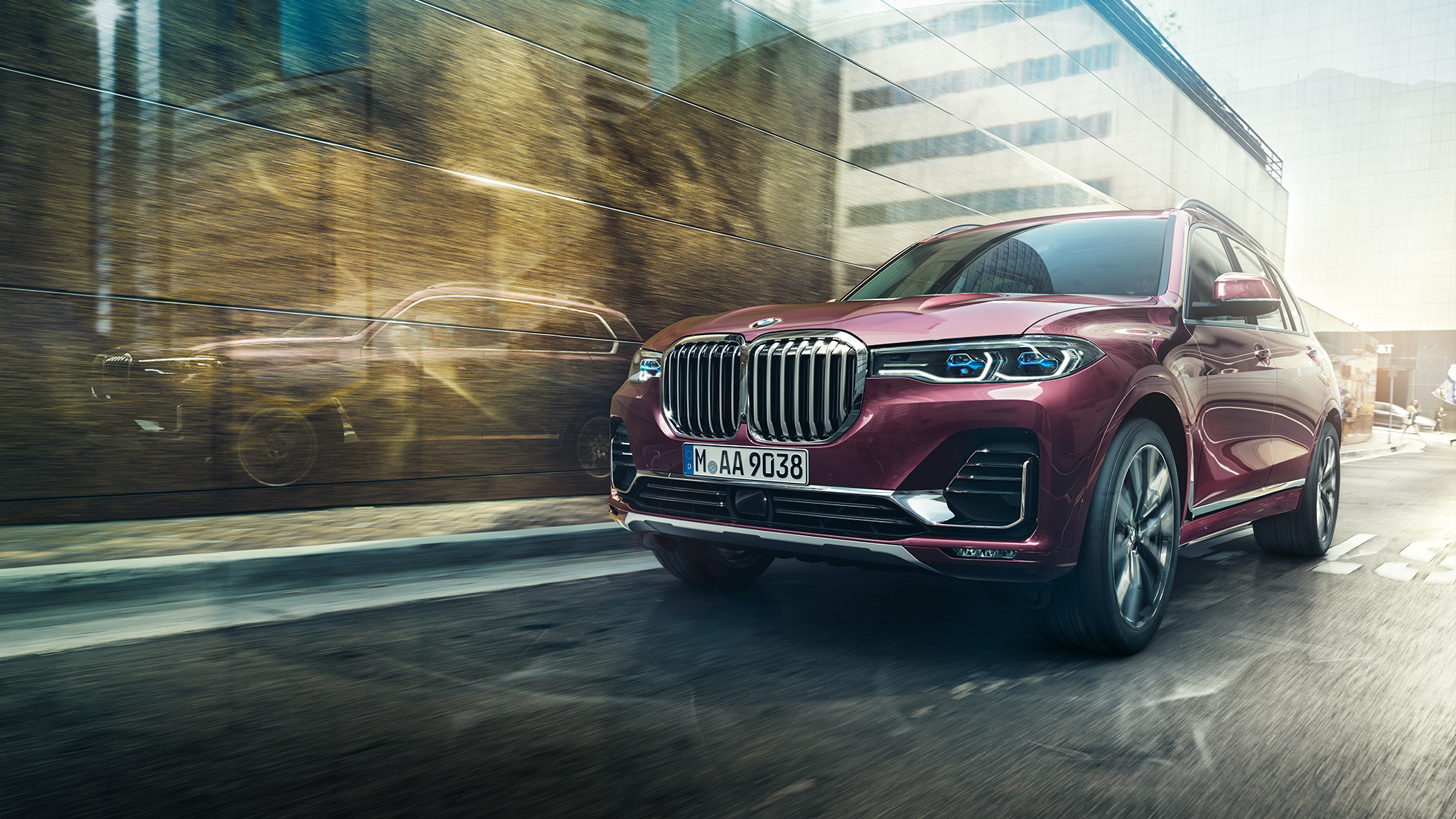 BMW Individual X7 xDrive40i, vue de trois-quarts avant G07 BMW X7 en Ametrin Metallic en mouvement, de trois quarts face G07