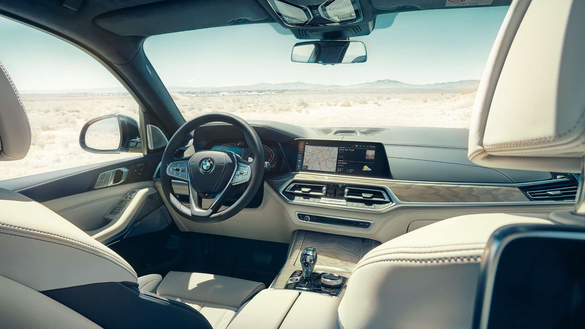BMW Live Cockpit Professional G07 BMW Live Cockpit Professional : vue de l’arrière de la première rangée de sièges, centrée sur le volant et le combiné des instruments G07