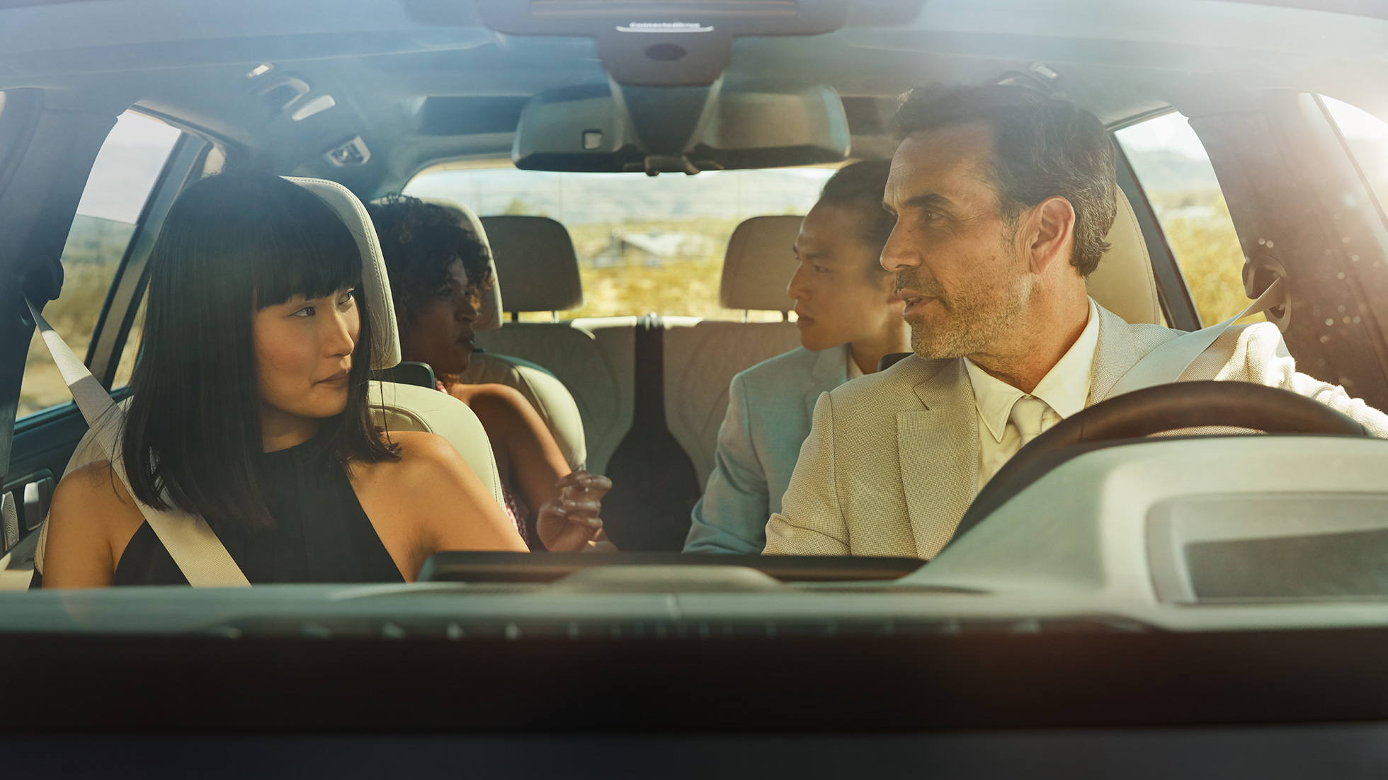 BMW Gesture Control G07 Homme et femme installés dans la voiture, femme en train d’utiliser la commande gestuelle G07