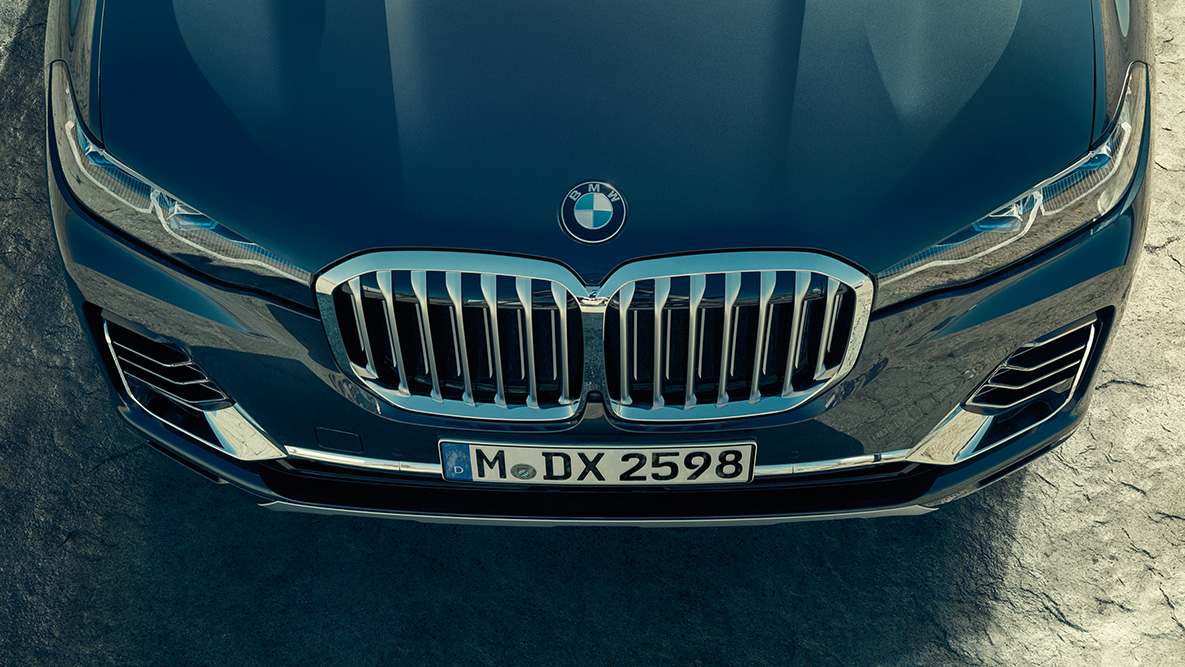 BMW Laserlight BMW Laserlight : vue de trois-quarts en gros plan de l’avant de la BMW X7