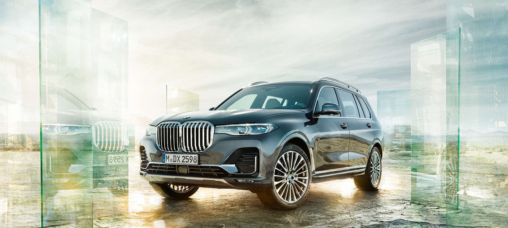 BMW X7 vue de trois quarts avant G07 La BMW X7 vue de trois quarts avant, avec paysage de désert à l’arrière-plan G07