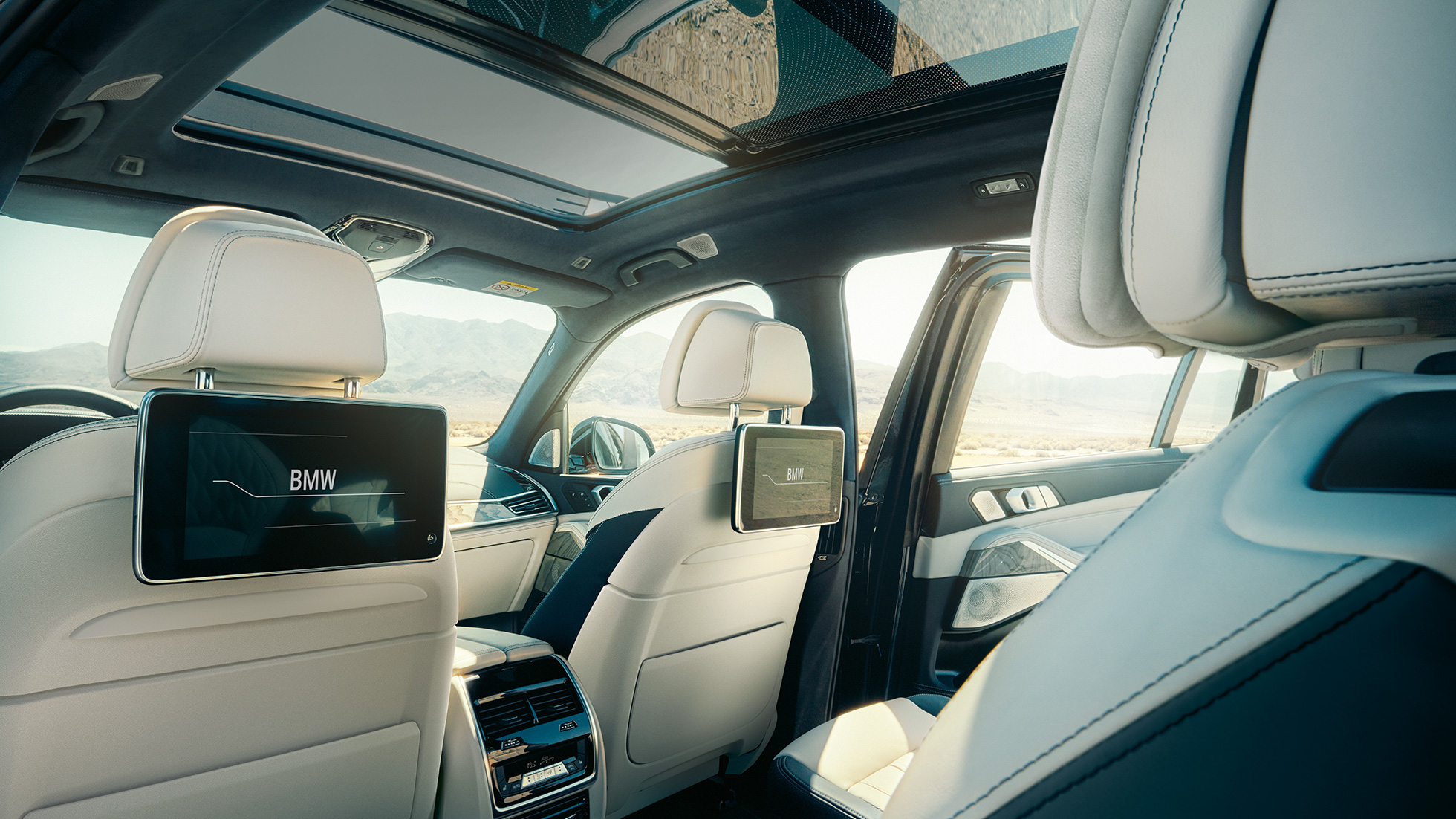 Intérieur de la BMW X7 G07 Intérieur de la BMW X7 : vue en perspective depuis la troisième rangée de sièges G07