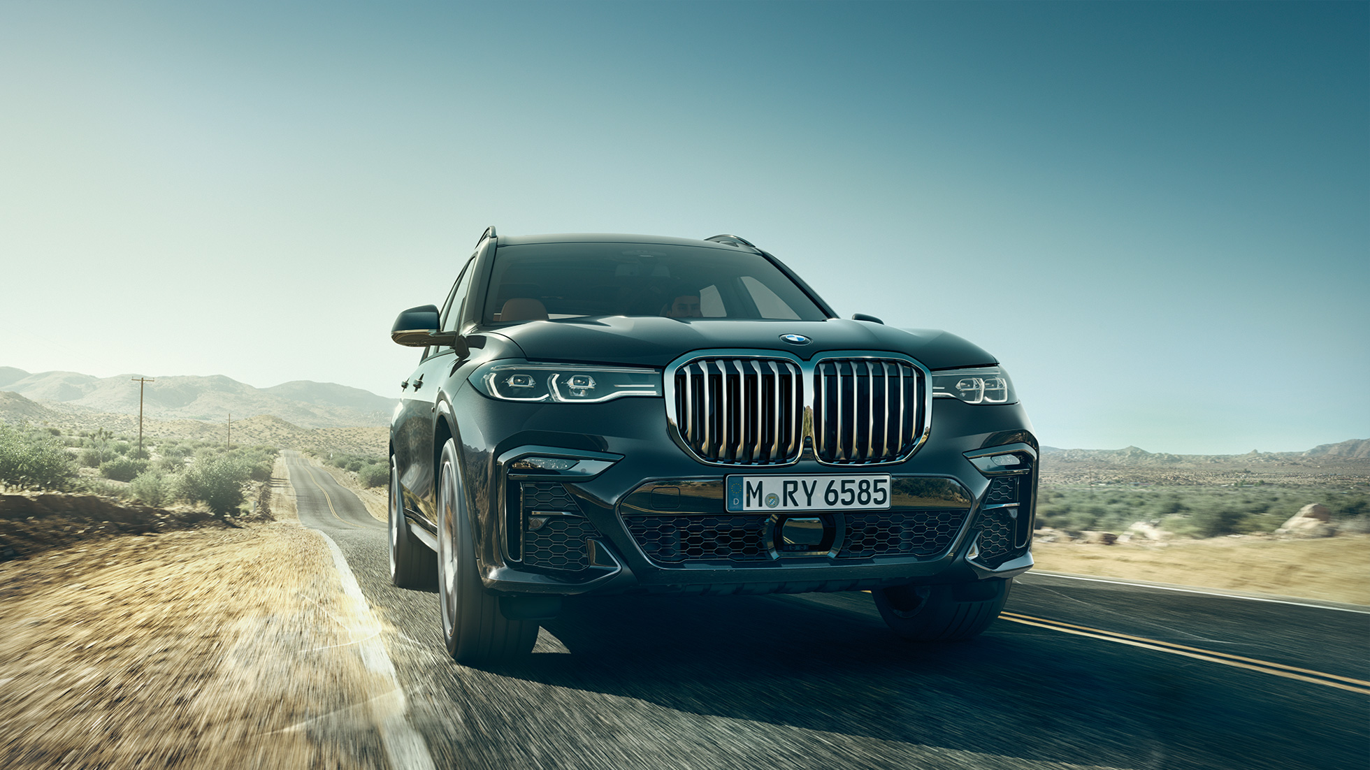Avant de la BMW X7 G07 BMW X7 en Arktikgrau, extérieur, avant en vue rasante, G07 2019