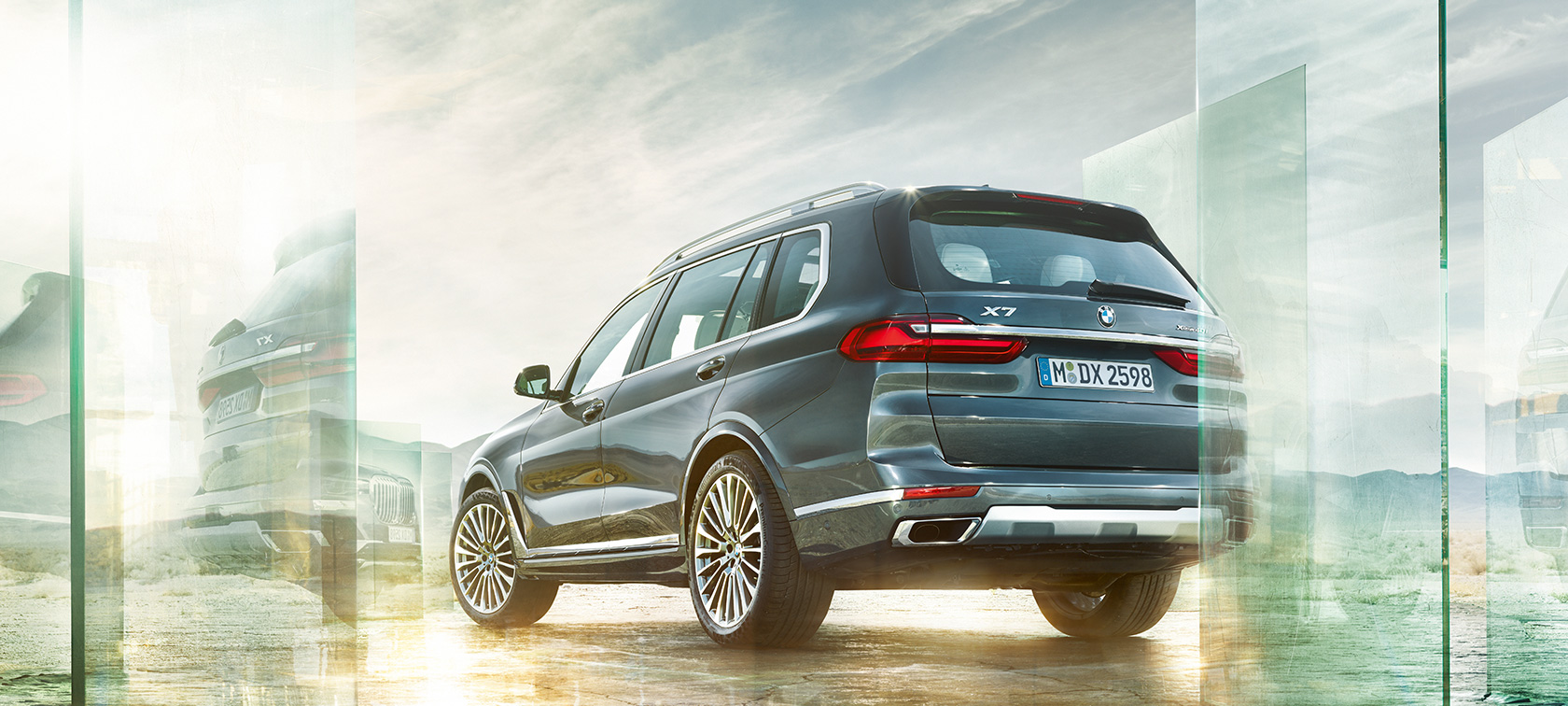 BMW X7, driekwart achteraanzicht G07 BMW X7 in Arktikgrau vanuit driekwart achteraanzicht met woestijn als achtergrond, G07 2019