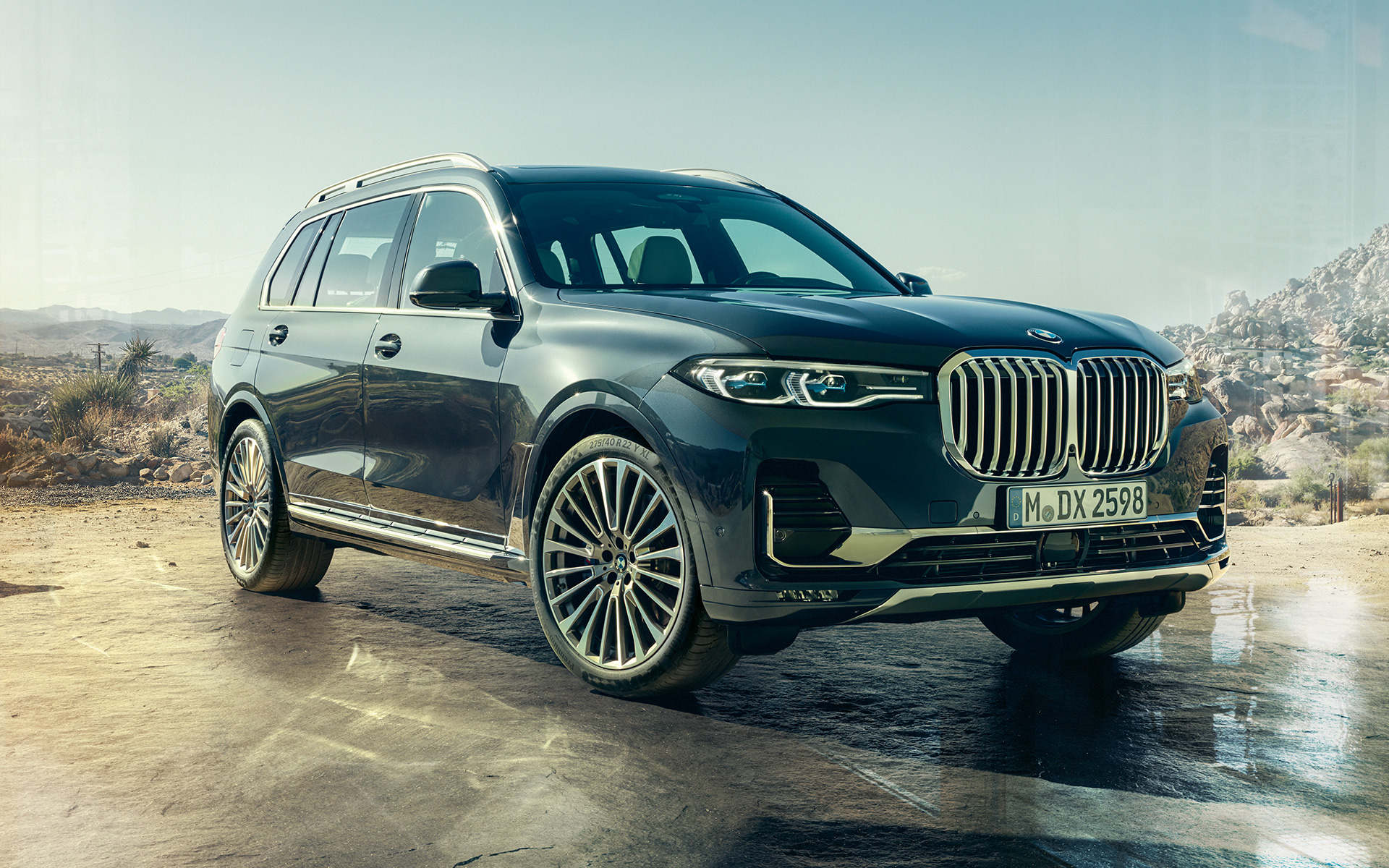 Extérieur de la BMW X7 G07 2019 vue de trois quarts avant Extérieur de la BMW X7 G07 2019 vue de trois quarts avant devant un paysage de désert