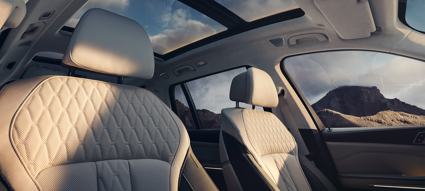 Zicht vanaf de passagierszijde naar achteren in het interieur BMW X7 G07 LCI Zicht vanaf de passagierszijde over de voorste zetels naar achteren in het interieur BMW X7 G07 LCI