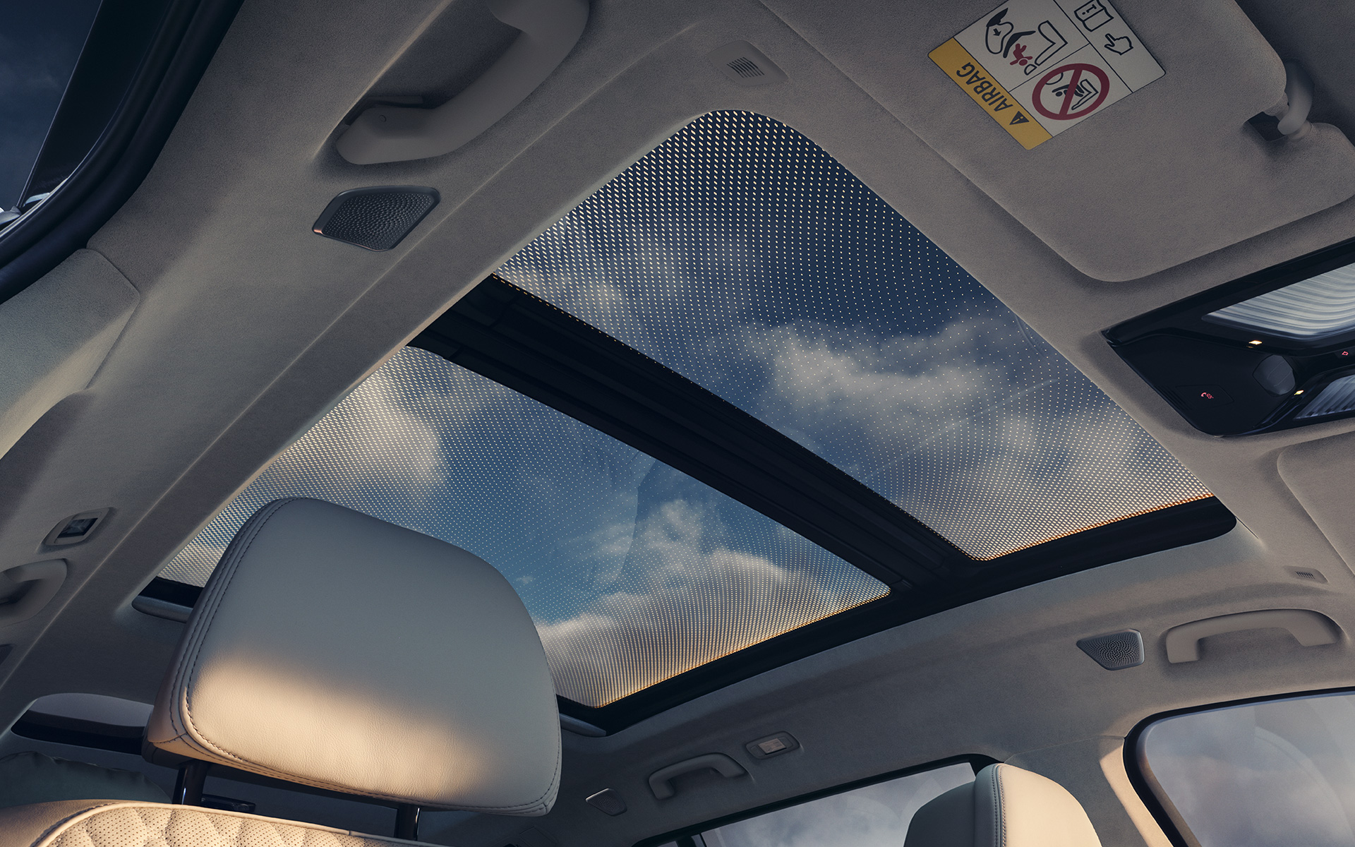 Panoramisch doorschijnend schuifdak Sky Lounge zicht vanuit het interieur op het dak BMW X7 G07 LCI