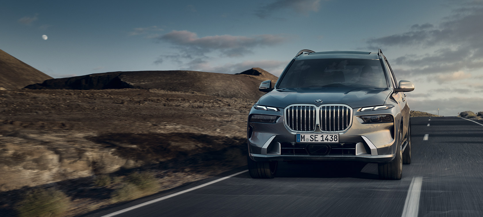 BMW X7 G07 LCI 7/8-vooraanzicht rijdend Sparkling Kupfergrau metallic