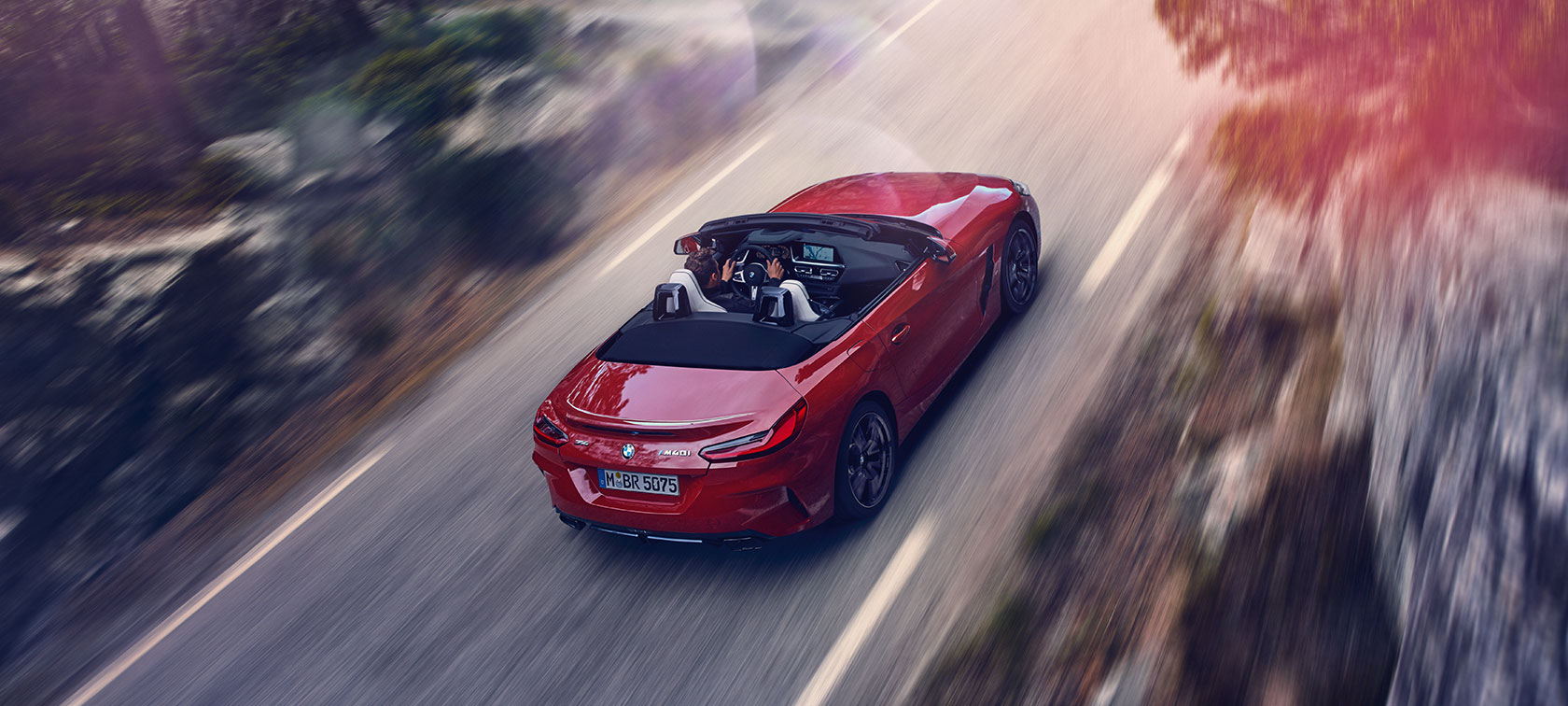 Vue en plongée d’une BMW Z4 Roadster G29 Vue en plongée d’une BMW Z4 Roadster en mouvement G29