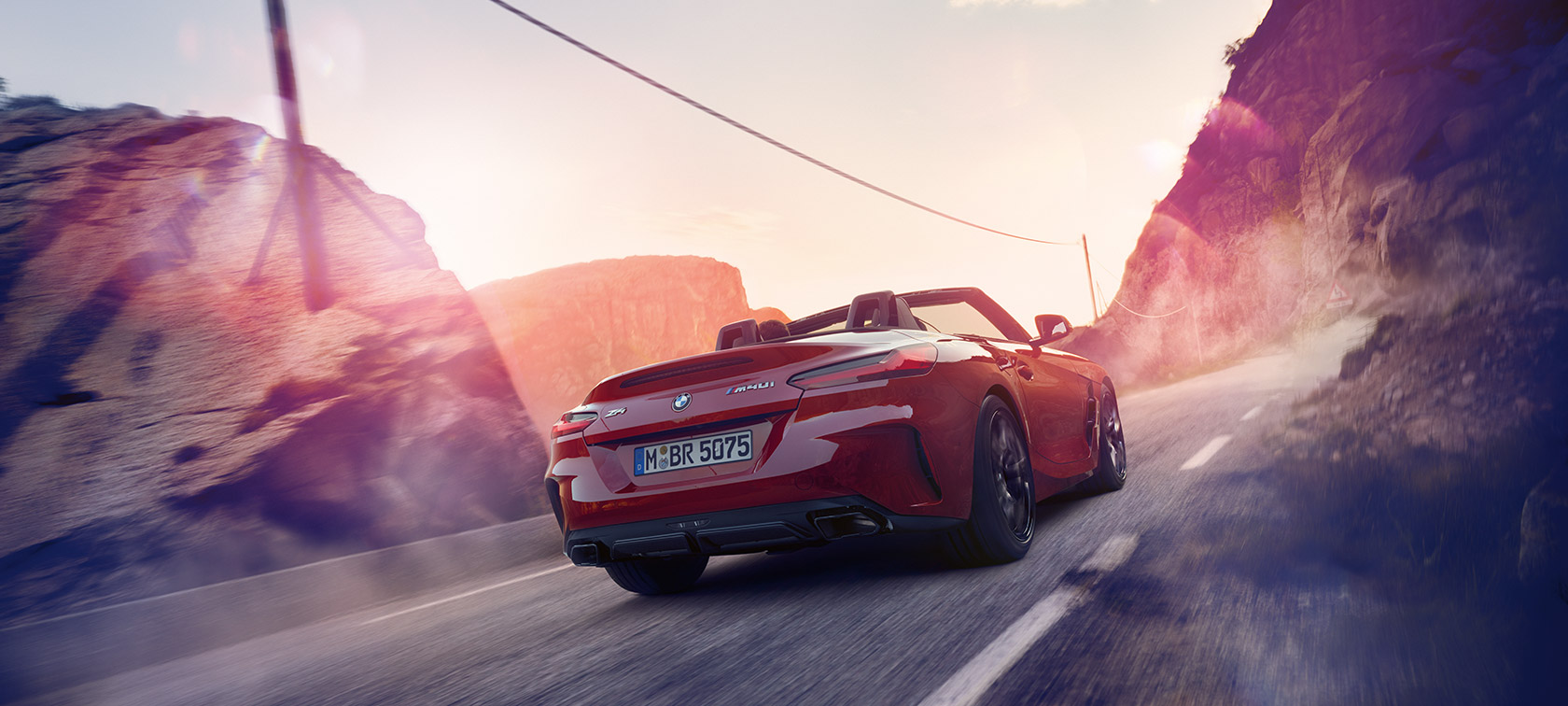 La BMW Z4 Roadster roule dans un paysage de montagnes G29 La BMW Z4 Roadster roule dans un paysage de montagnes G29