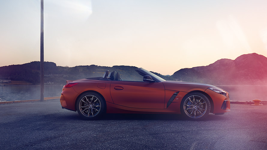 Orange BMW Z4 First Edition à l'arrêt dans un virage Orange BMW Z4 First Edition à l'arrêt dans un virage