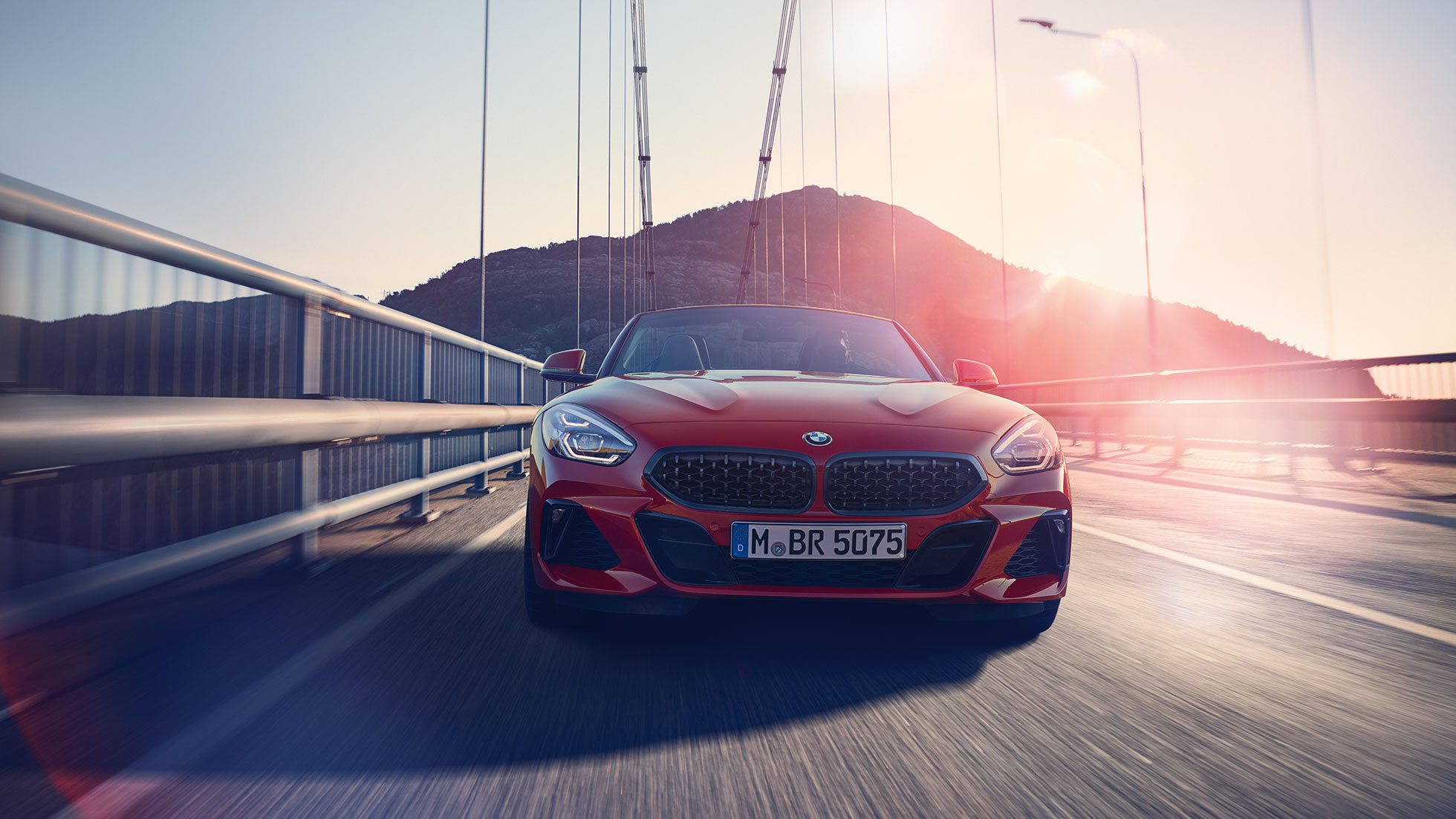 BMW Z4 Roadster op een brug G29 Vooraanzicht van de BMW Z4 Roadster op een brug G29
