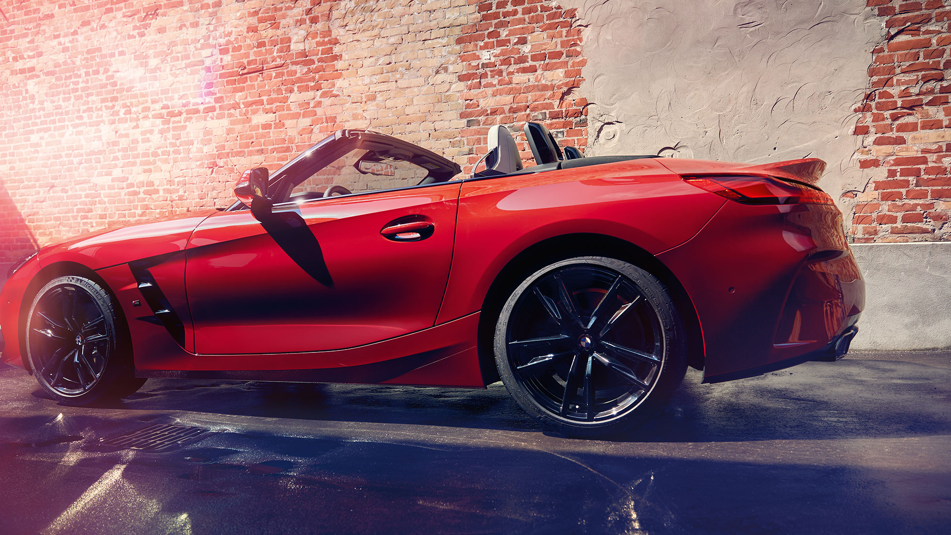 Zijaanzicht van de BMW Z4 Roadster G29 Zijaanzicht van de BMW Z4 Roadster voor bakstenen muur G29